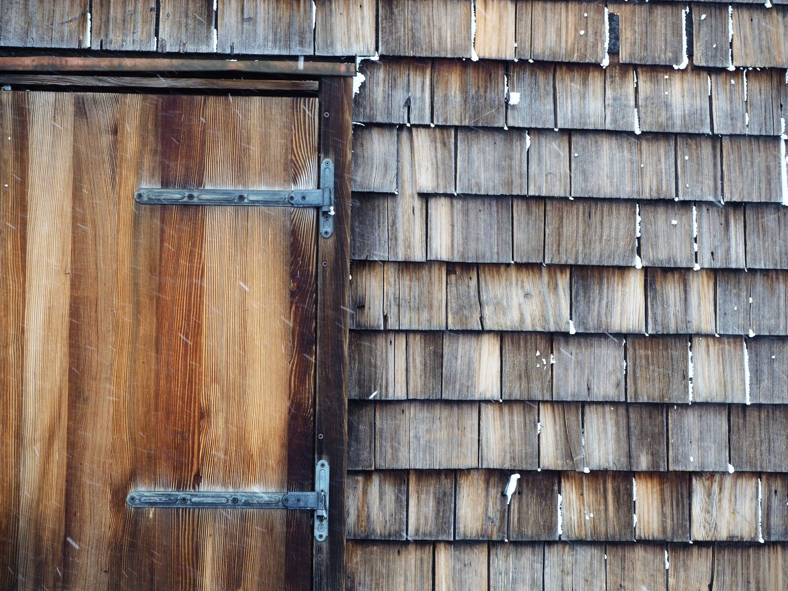 Olympus OM-D E-M10 II sample photo. Door, hut, old photography