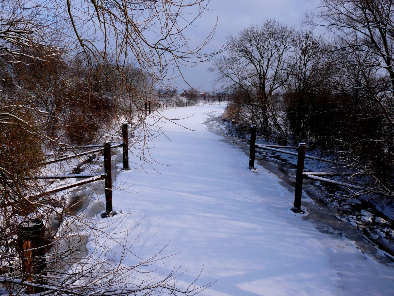 Panasonic Lumix DMC-FZ28 sample photo. L he, ice, old photography