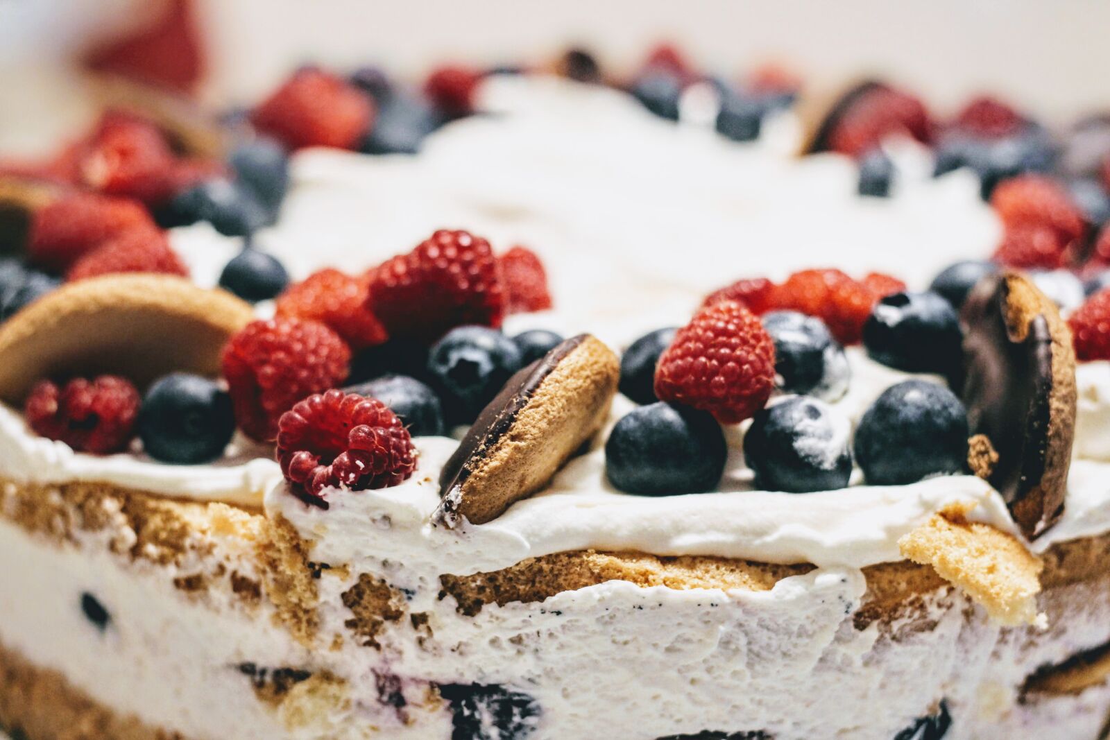 Canon EOS 700D (EOS Rebel T5i / EOS Kiss X7i) + Canon EF 50mm F1.8 STM sample photo. Cake, birthday cake, whipped photography