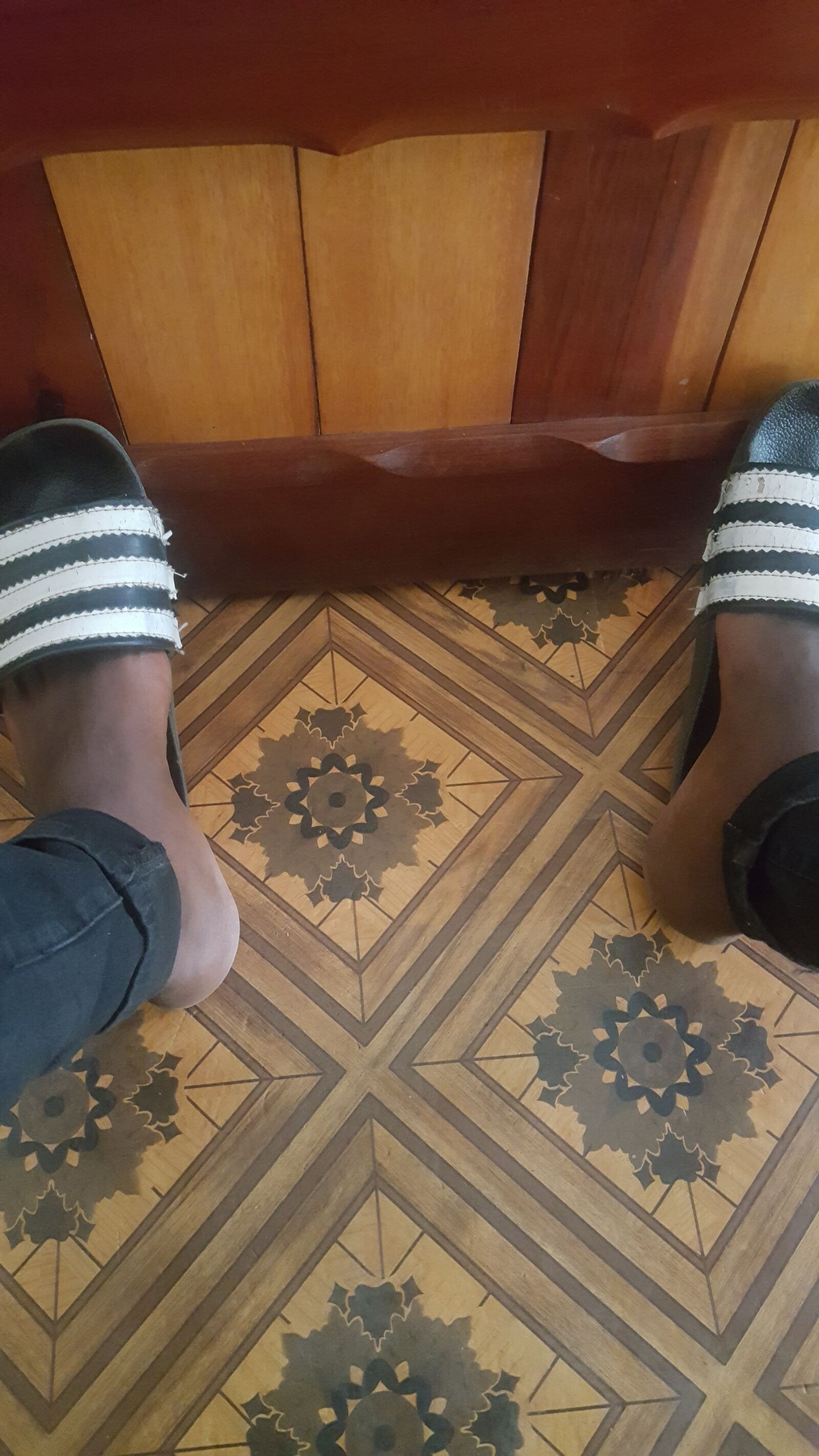 Samsung Galaxy Note5 sample photo. Legs, slippers, heels photography
