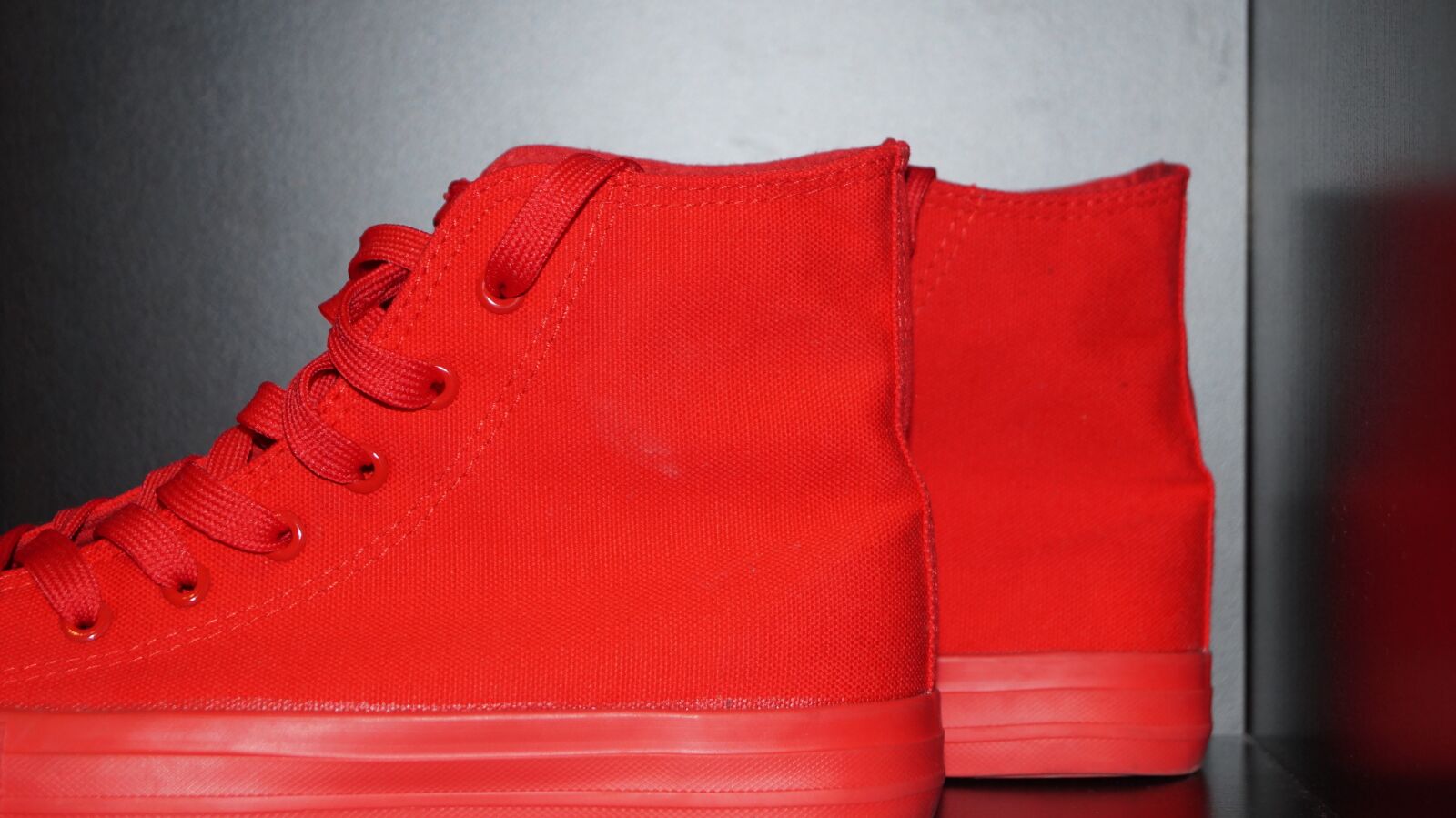 Sony DT 18-55mm F3.5-5.6 SAM II sample photo. Chuck taylor, shoes, red photography