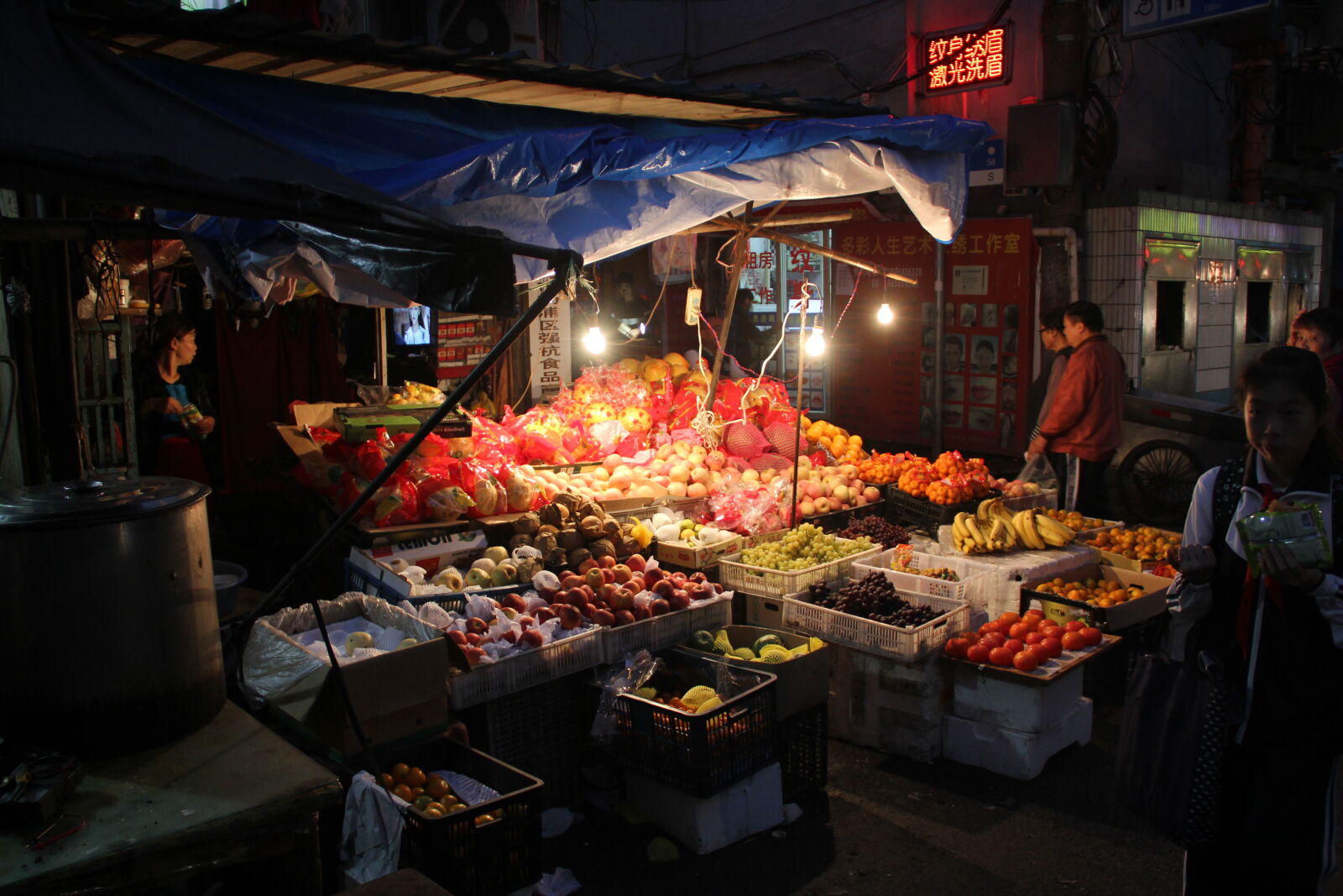 Canon EOS 550D (EOS Rebel T2i / EOS Kiss X4) + Canon EF-S 18-135mm F3.5-5.6 IS sample photo. Fruits, market, night, traditional photography