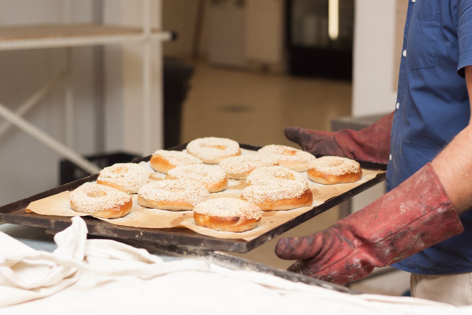 Canon EOS 50D + Canon EF 50mm F1.8 II sample photo. Baking, gloves, oven photography