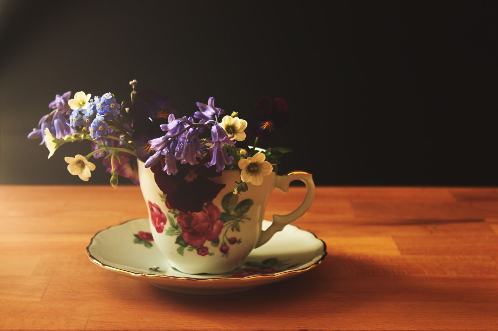 Canon EOS 1300D (EOS Rebel T6 / EOS Kiss X80) sample photo. Cup, bouquet, flowers photography