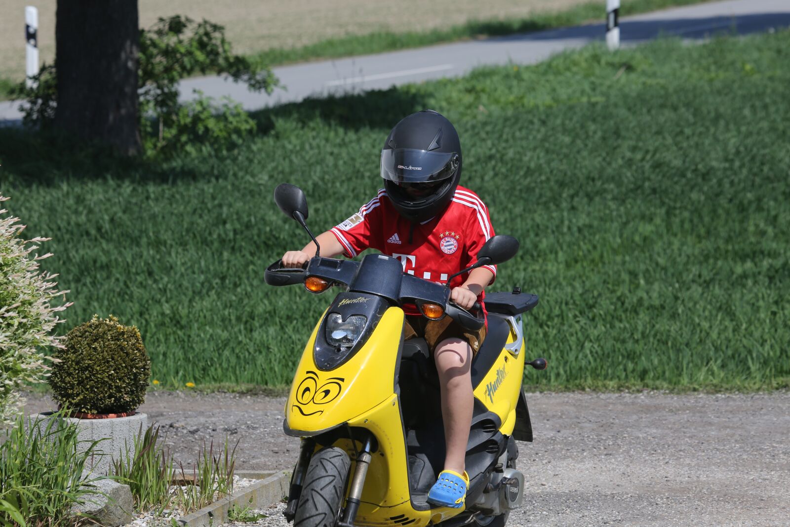 Canon EF 100-400mm F4.5-5.6L IS USM sample photo. Roller, moped, driver photography
