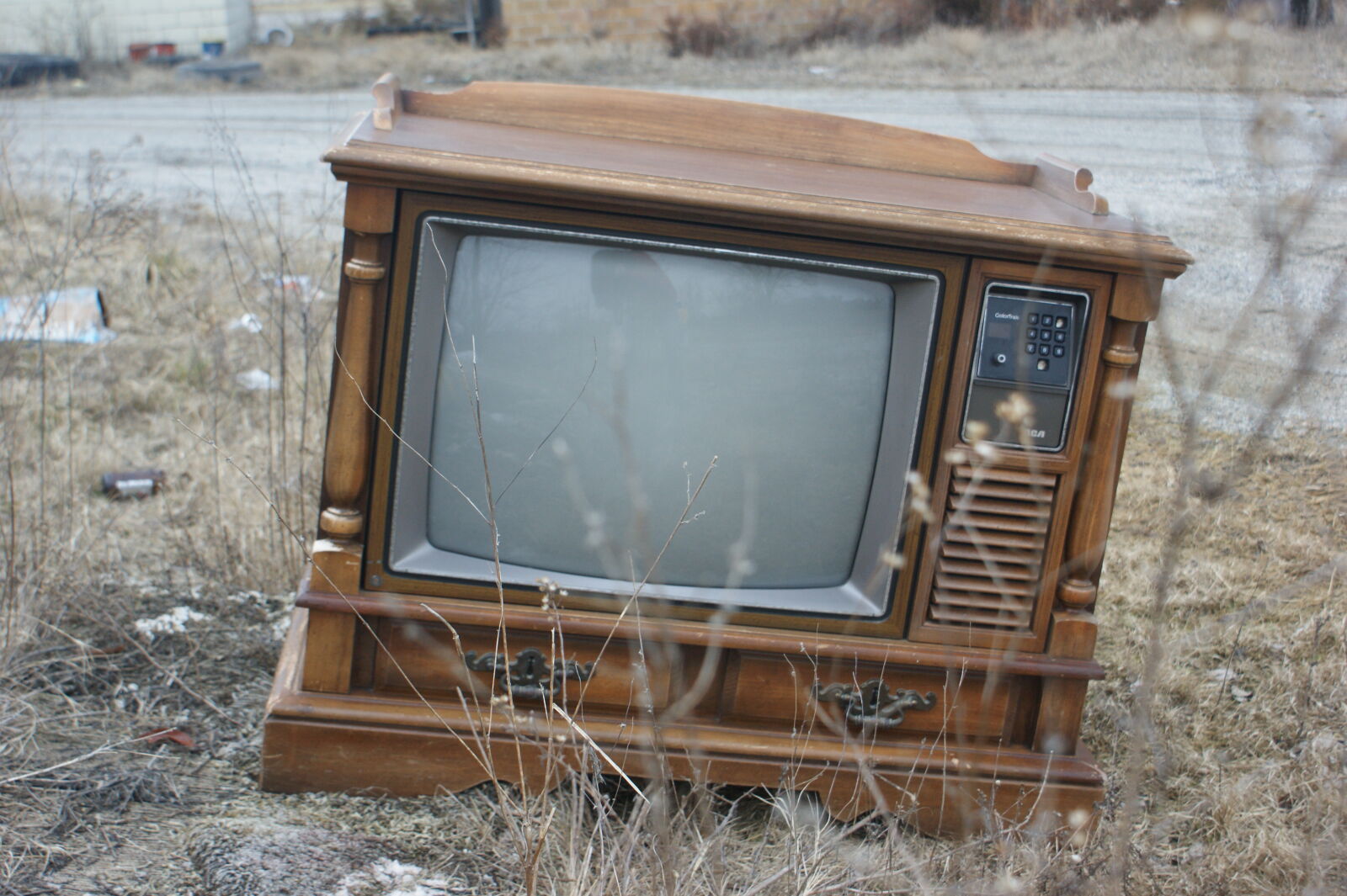 Sony Alpha DSLR-A350 + Sony DT 18-70mm F3.5-5.6 sample photo. Decay, telelvision, trash, tv photography