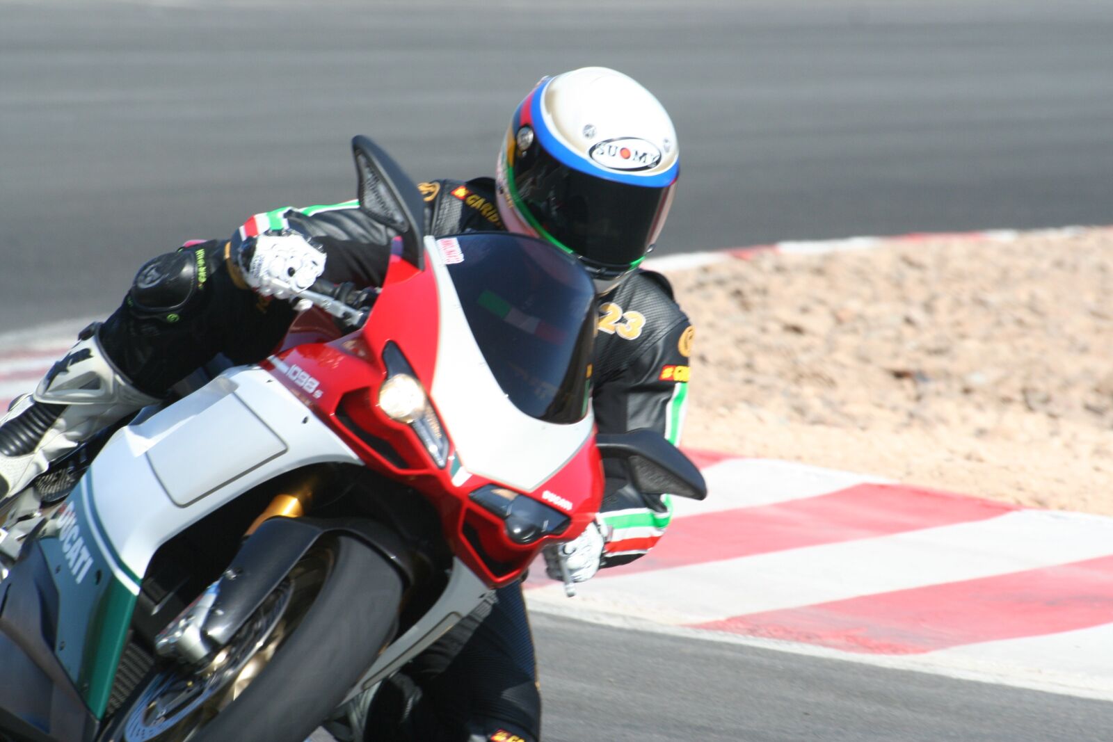 Canon EOS 350D (EOS Digital Rebel XT / EOS Kiss Digital N) sample photo. Hurry, fast, motorcycle photography