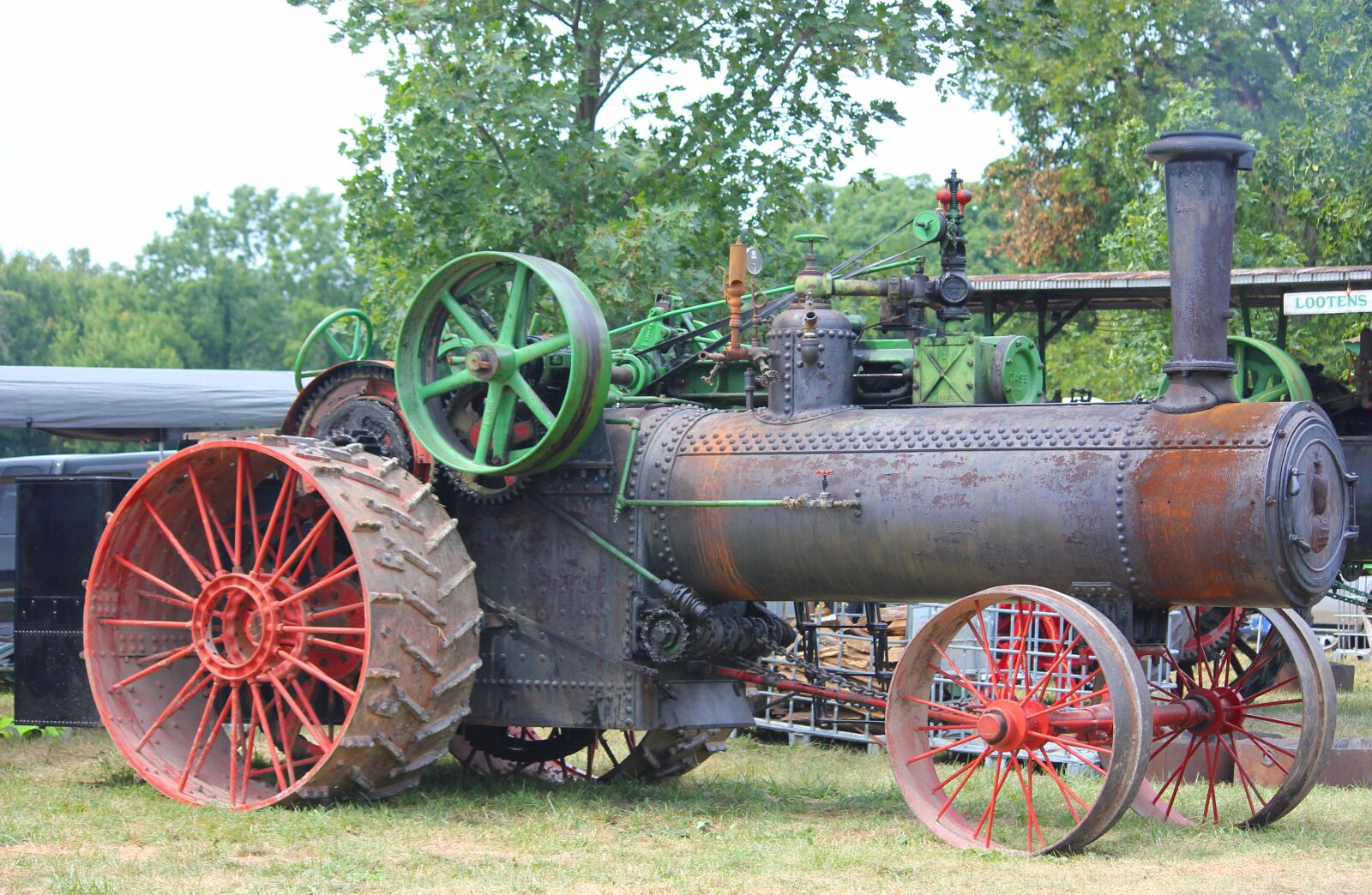 Canon EOS 550D (EOS Rebel T2i / EOS Kiss X4) sample photo. Tractor, antique, old photography