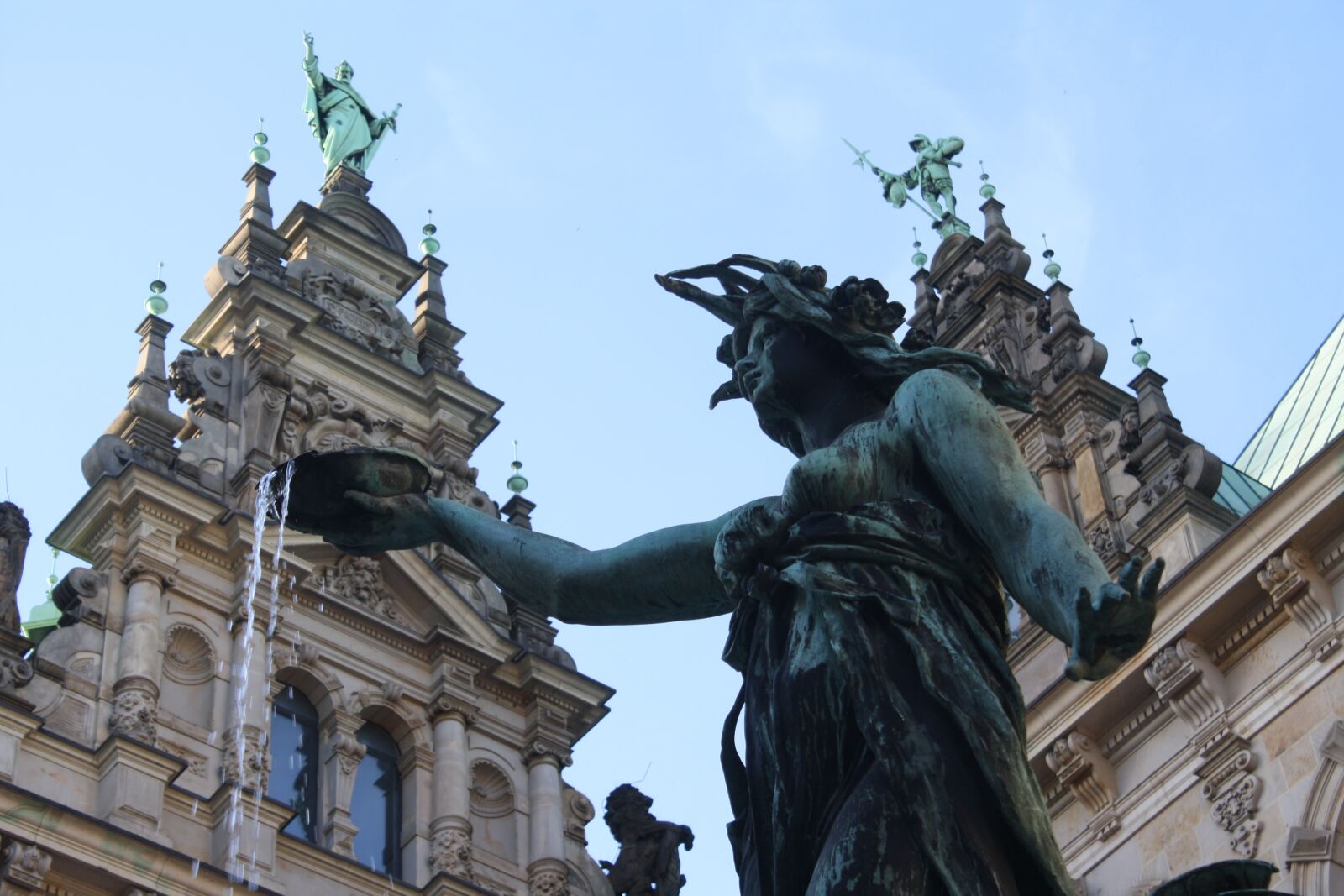 Canon EOS 1000D (EOS Digital Rebel XS / EOS Kiss F) sample photo. Hygieia fountain, town hall photography