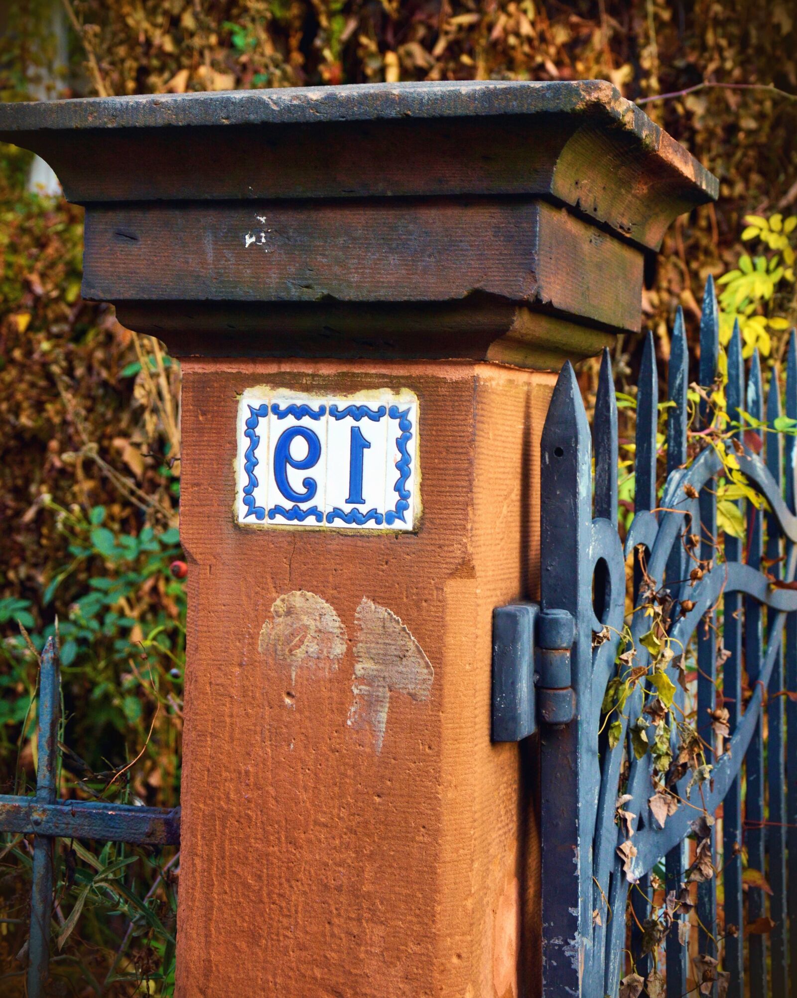 Nikon D5200 sample photo. Pillar, doors, metal, concrete photography