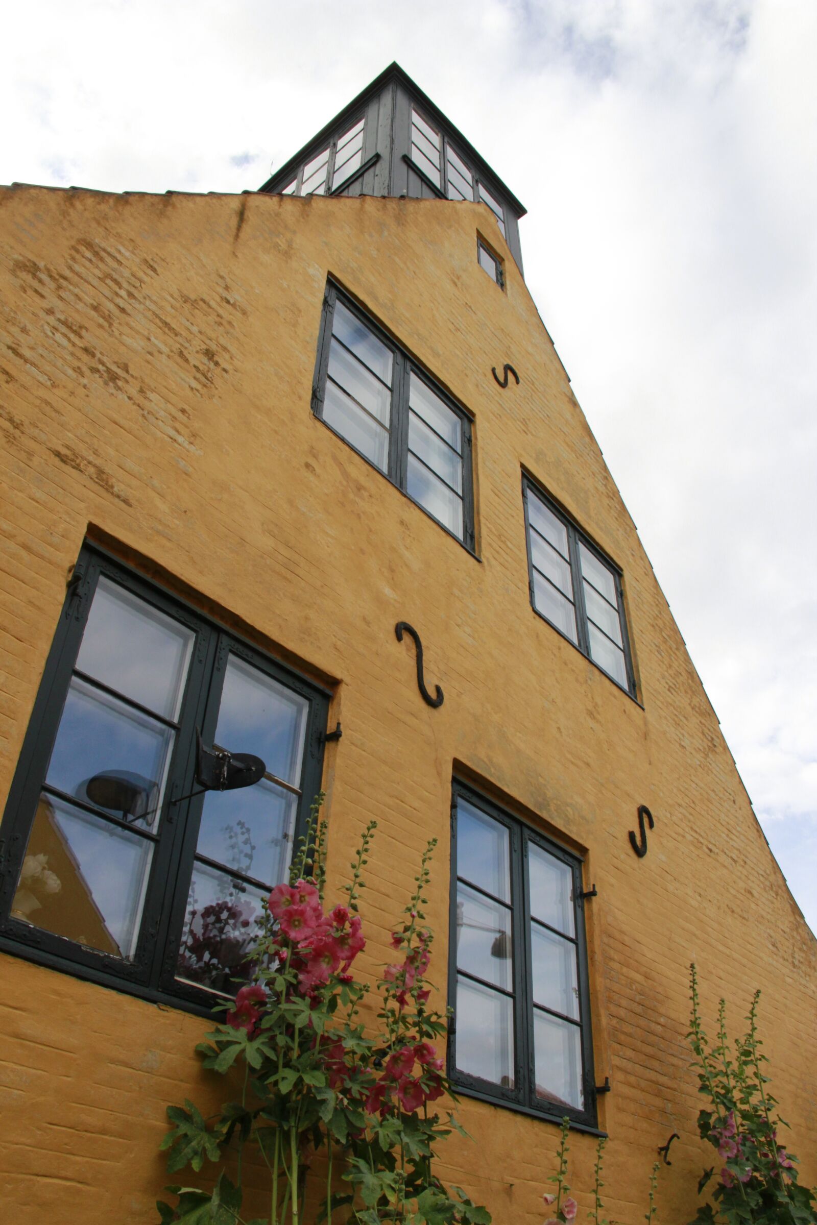 Canon EF-S 18-135mm F3.5-5.6 IS sample photo. Yellow house, old town photography