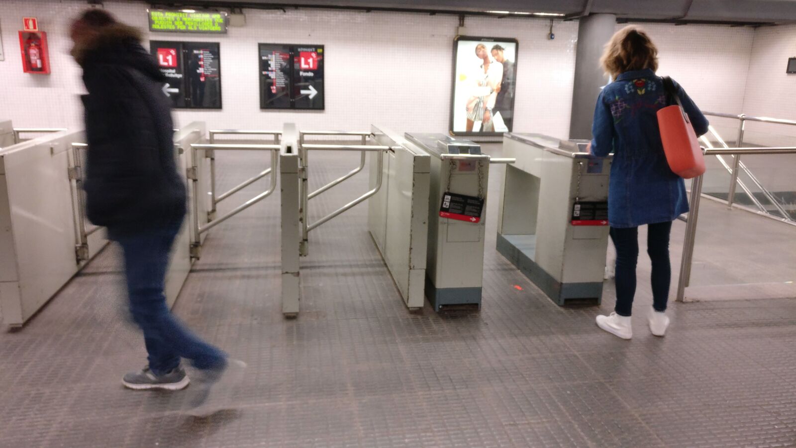 OnePlus A3003 sample photo. Metro, entry photography