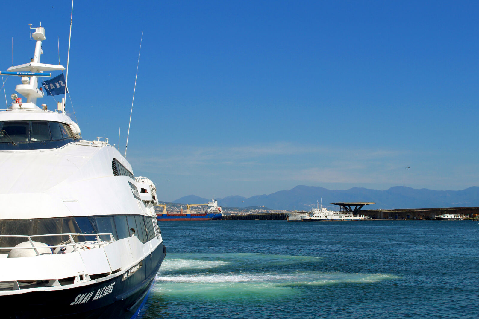 Canon EOS 1300D (EOS Rebel T6 / EOS Kiss X80) sample photo. Background, boat, marine, ocean photography