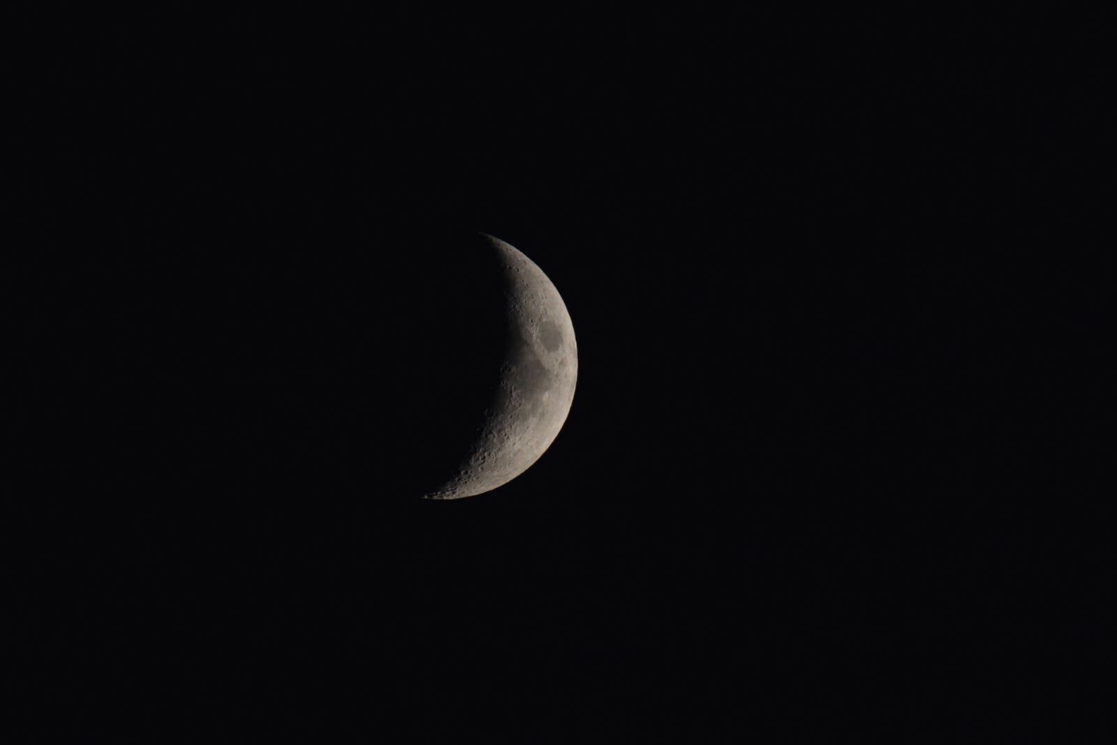 Canon EOS 7D + 150-600mm F5-6.3 DG OS HSM | Sports 014 sample photo. Moon, crescent moon, sky photography