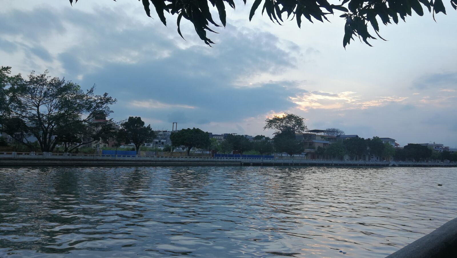 HUAWEI P10 sample photo. At dusk, riverside, wind photography