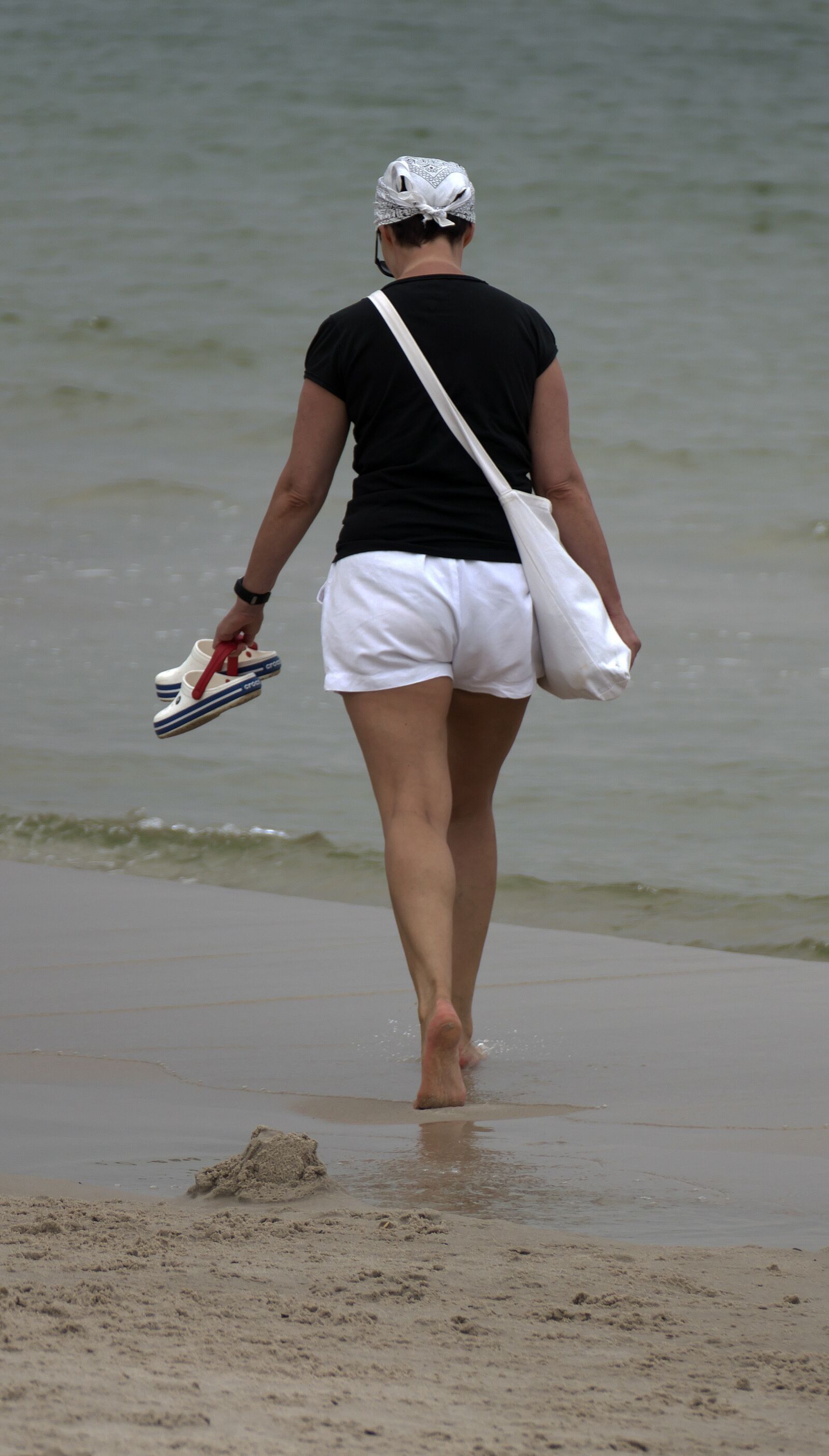 Panasonic Lumix DMC-FZ1000 sample photo. Woman, sea, beach photography