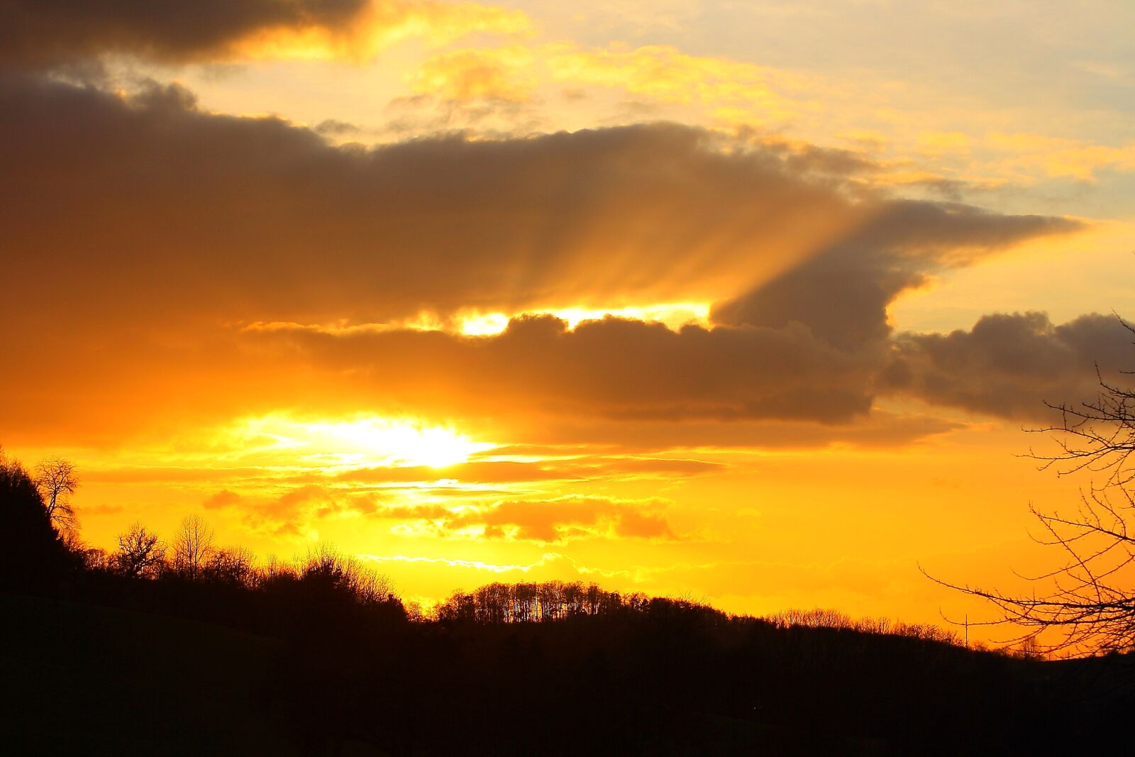 Canon EOS 1000D (EOS Digital Rebel XS / EOS Kiss F) sample photo. Sunset, sky, clouds photography