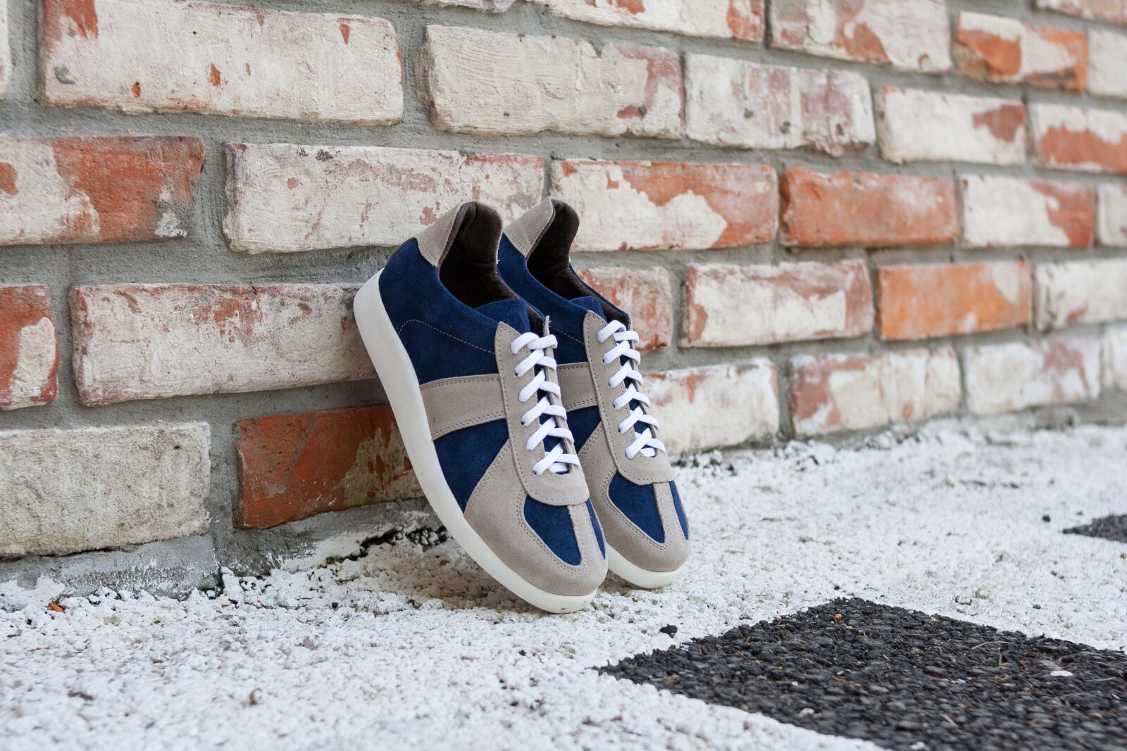 Canon EOS 1000D (EOS Digital Rebel XS / EOS Kiss F) sample photo. Women's shoes, shoes, brick photography