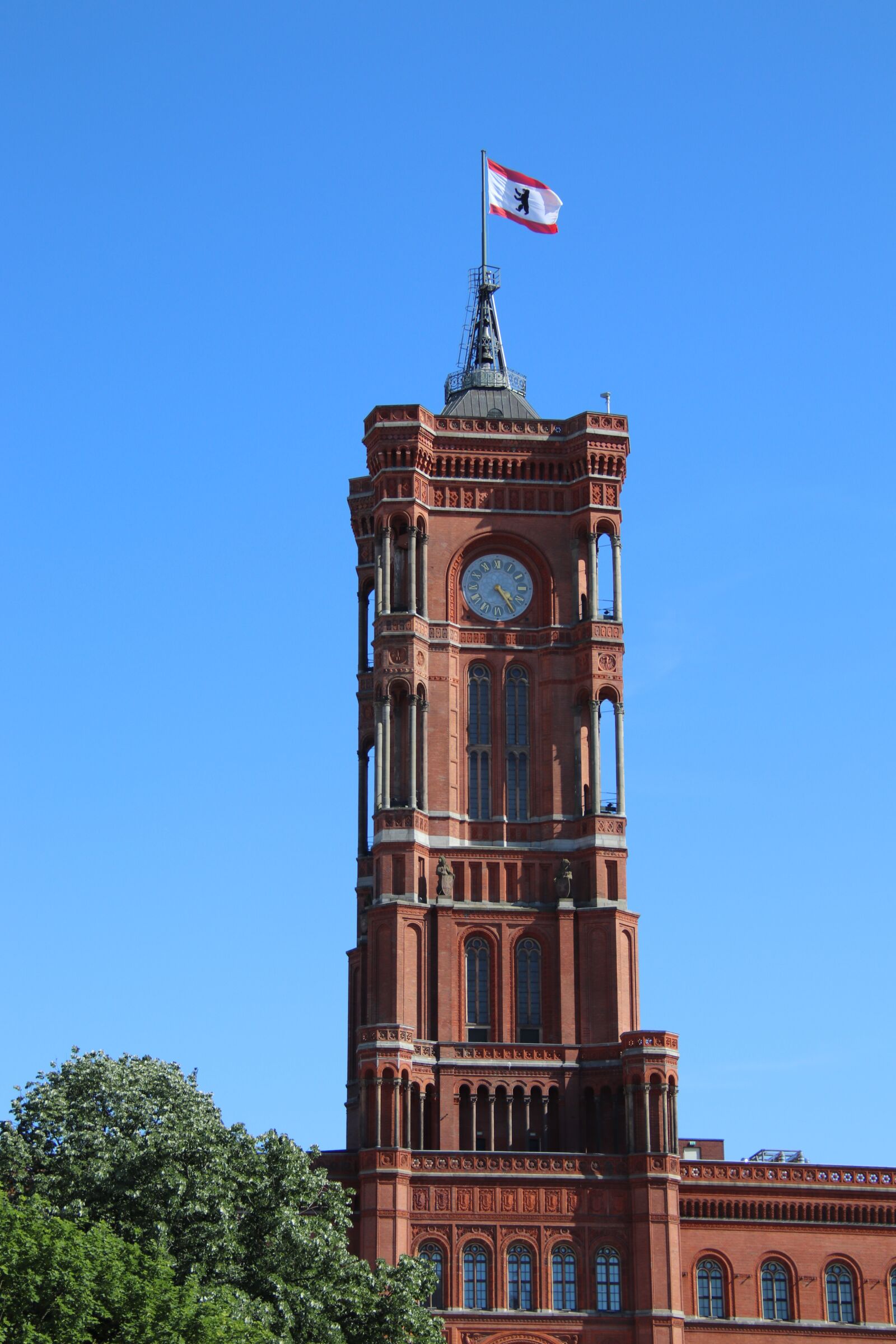 Canon EOS 800D (EOS Rebel T7i / EOS Kiss X9i) sample photo. Berlin, red, town hall photography