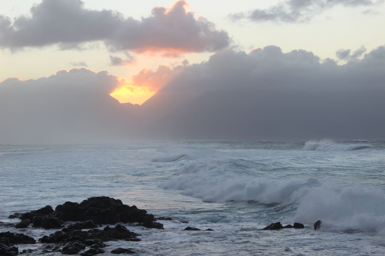 Canon EOS 600D (Rebel EOS T3i / EOS Kiss X5) sample photo. Sunset, ocean, hidden photography