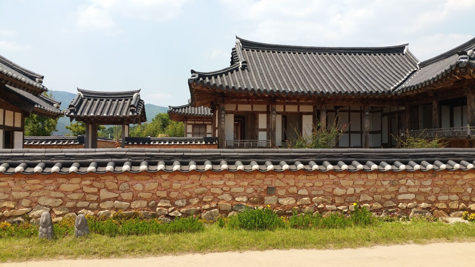 Samsung Galaxy S5 sample photo. Giwajip, fence, hanok photography