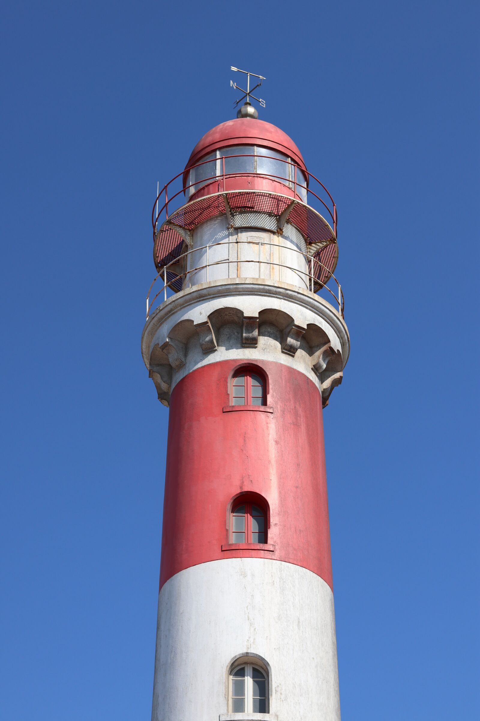 Canon EOS 250D (EOS Rebel SL3 / EOS Kiss X10 / EOS 200D II) sample photo. Lighthouse, red white, direction photography