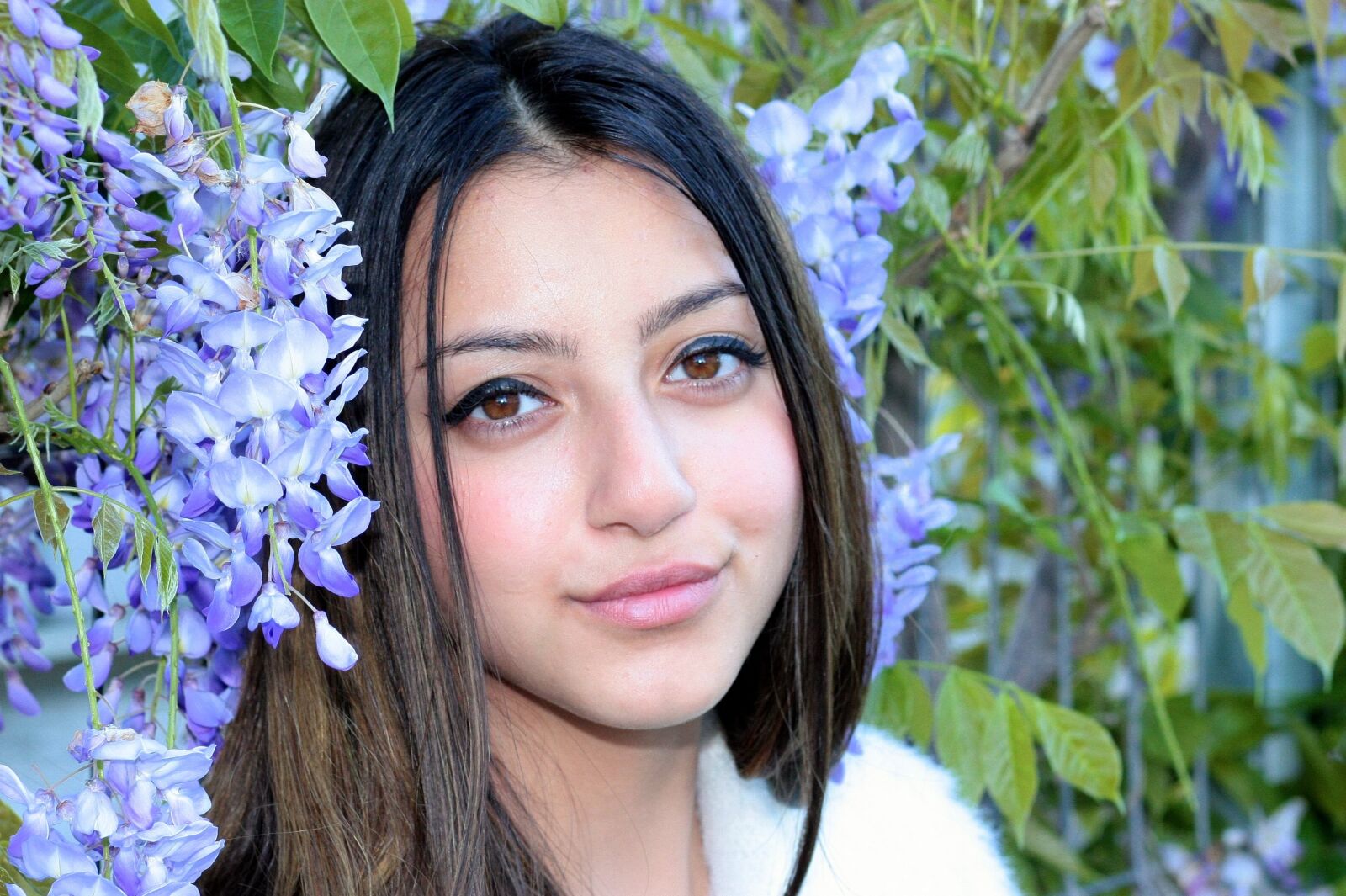 Canon EOS 450D (EOS Rebel XSi / EOS Kiss X2) sample photo. Girl, brown eyes, flowers photography