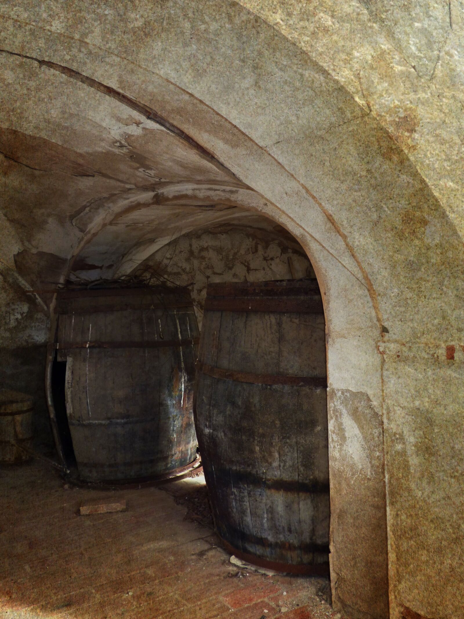 Panasonic Lumix DMC-FZ70 sample photo. Winery, barrel, cask photography