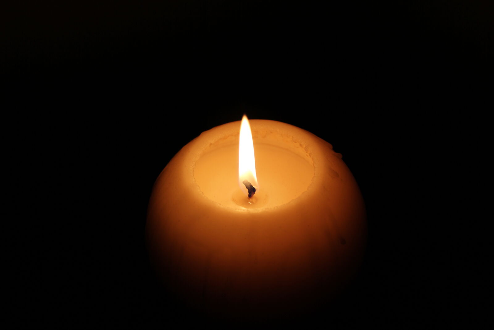Canon EOS 550D (EOS Rebel T2i / EOS Kiss X4) sample photo. Candle photography