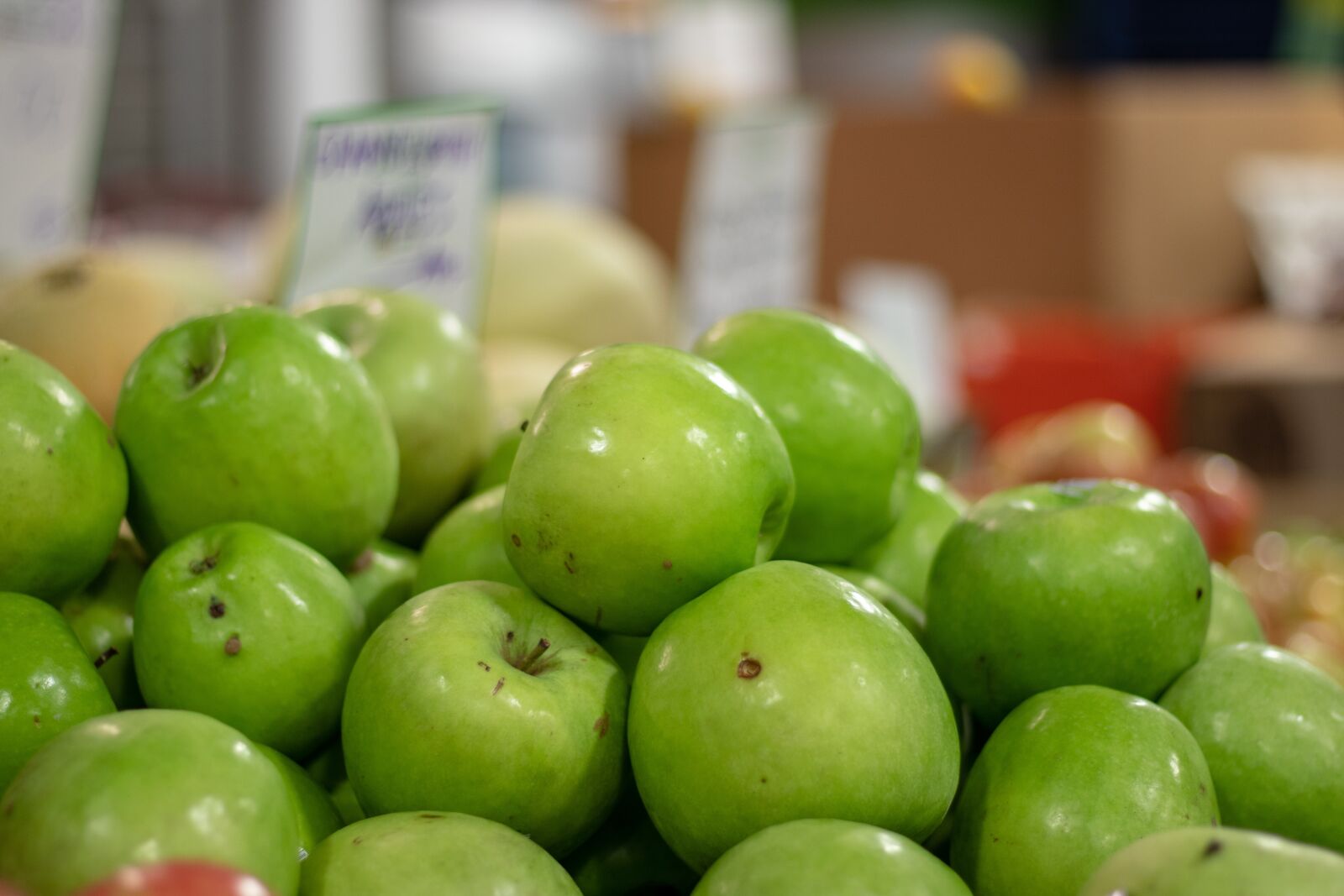 Canon EF 50mm F1.8 STM sample photo. Apples, market, green photography