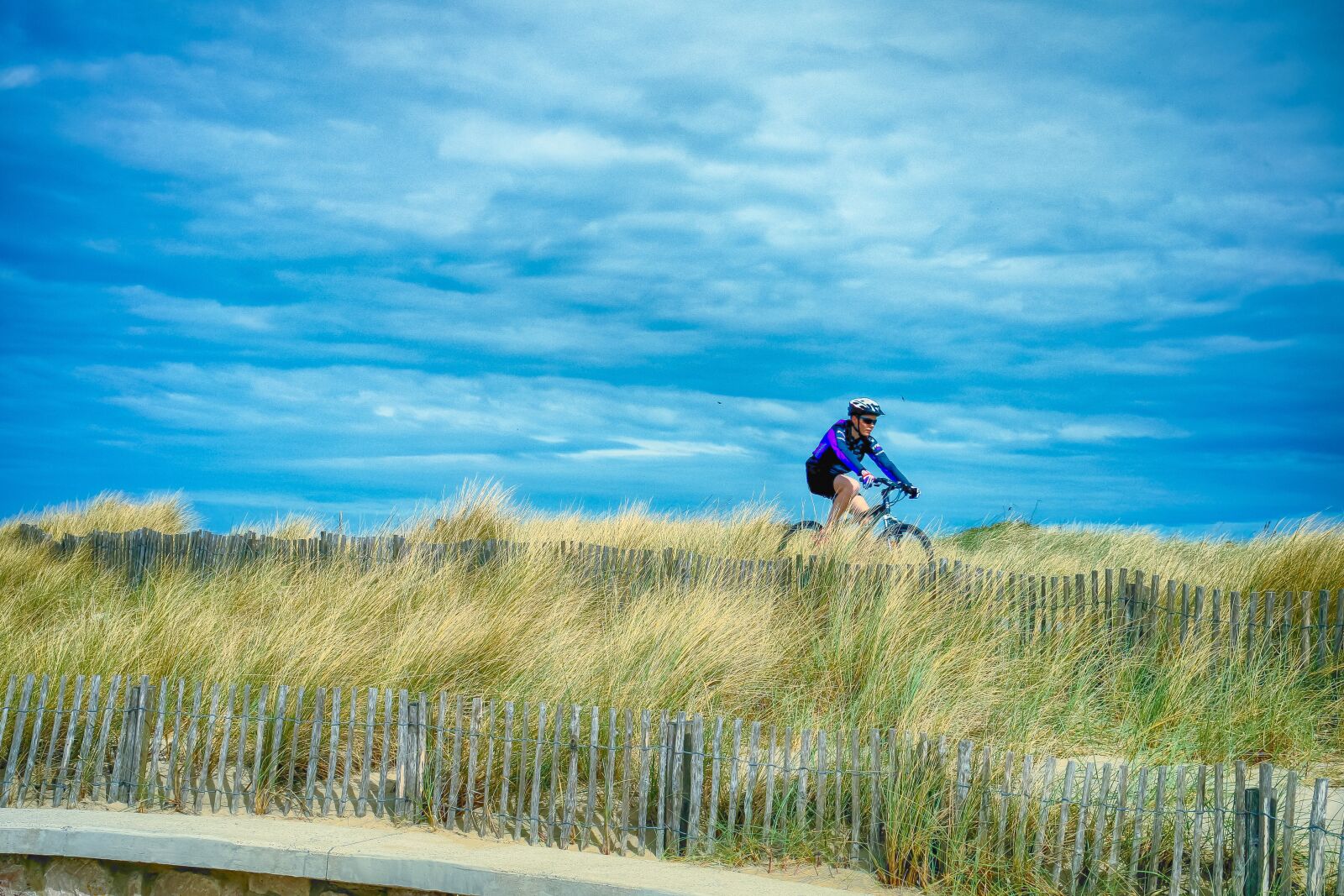 Canon EF-S 18-200mm F3.5-5.6 IS sample photo. Cyclist, bike, sea photography