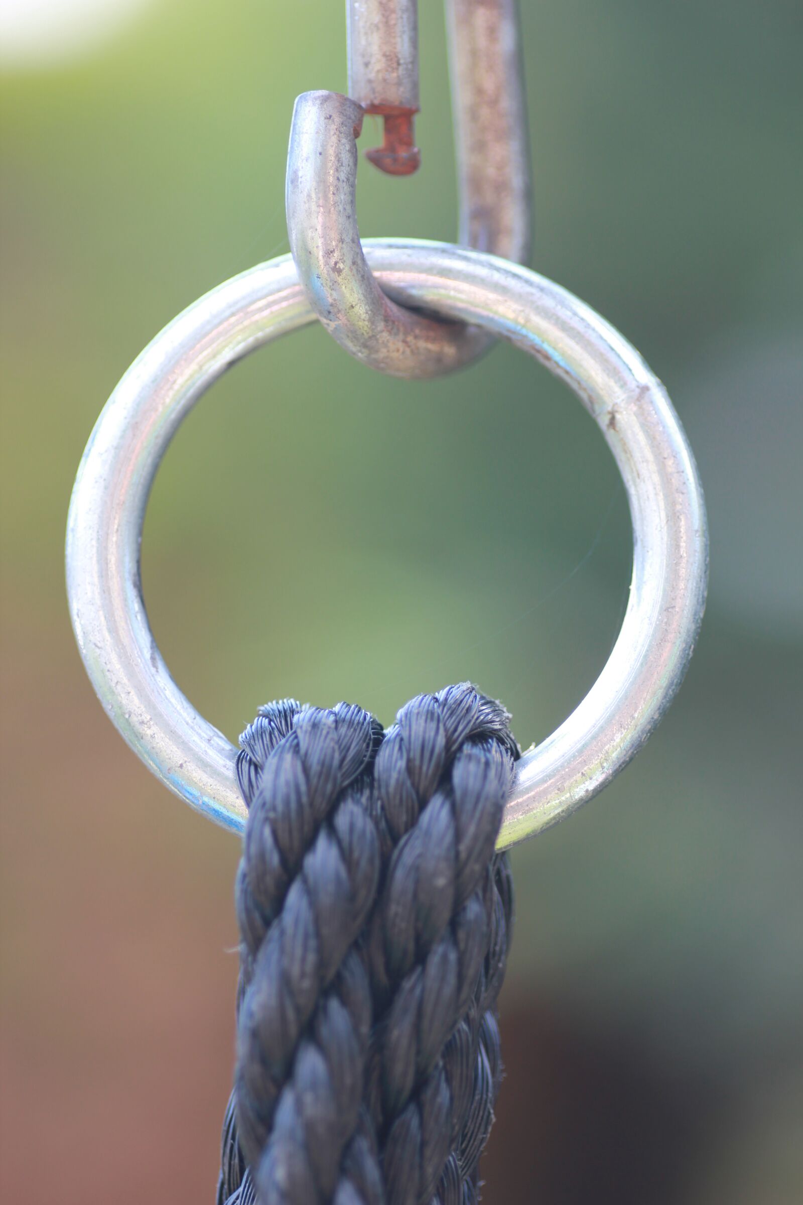 Canon EOS 550D (EOS Rebel T2i / EOS Kiss X4) sample photo. Ring, carbine, rope photography