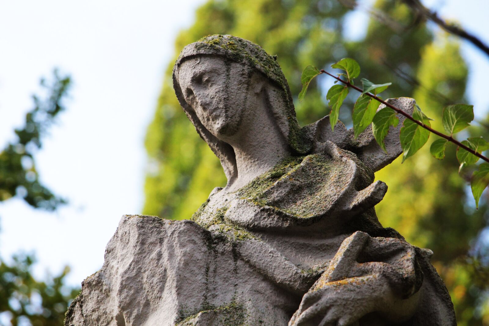 Canon EF-S 55-250mm F4-5.6 IS STM sample photo. Augsburg, courtyard garden, statue photography