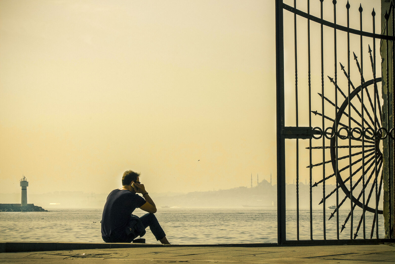 Canon EOS 700D (EOS Rebel T5i / EOS Kiss X7i) + Canon EF 75-300mm f/4-5.6 sample photo. Sea, sky, man, yellow photography