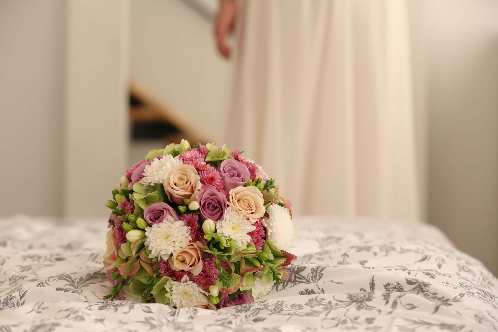 Canon EOS 5D Mark III sample photo. Bedroom, bouquet, bride, flowers photography