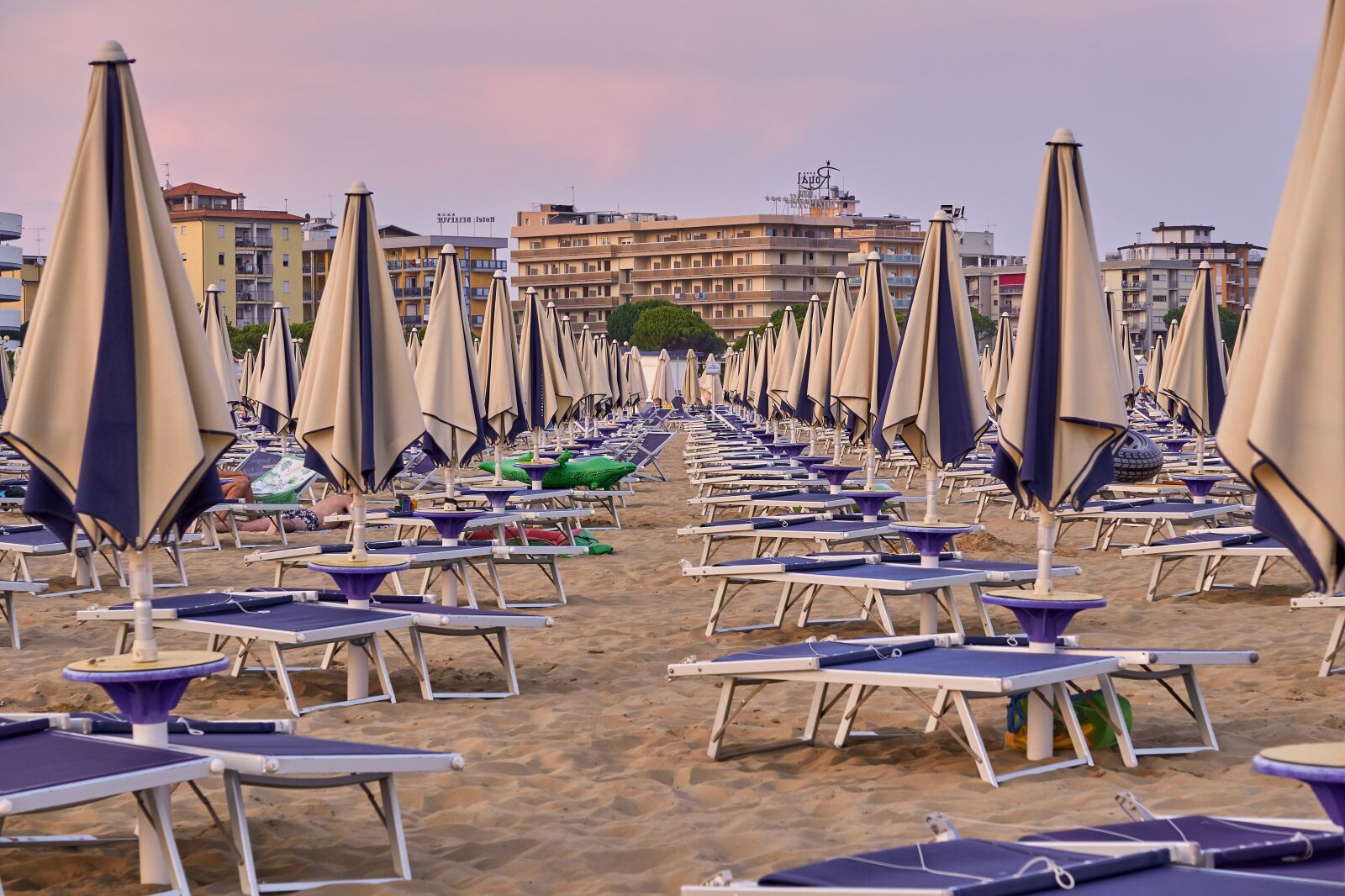Sony E 55-210mm F4.5-6.3 OSS sample photo. Beach, concerns, parasols photography