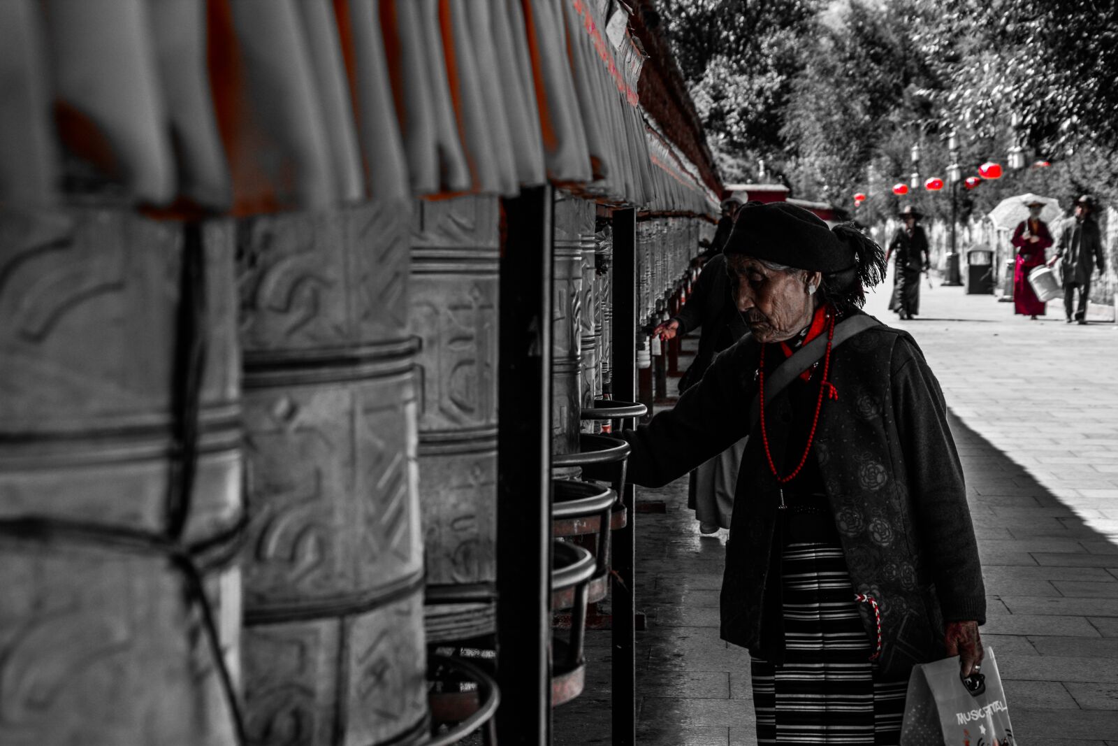 Nikon D5200 sample photo. Wheel, prayer, woman photography