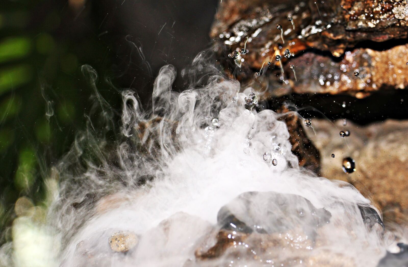 Canon EOS 550D (EOS Rebel T2i / EOS Kiss X4) sample photo. Fog, rock, moisture photography