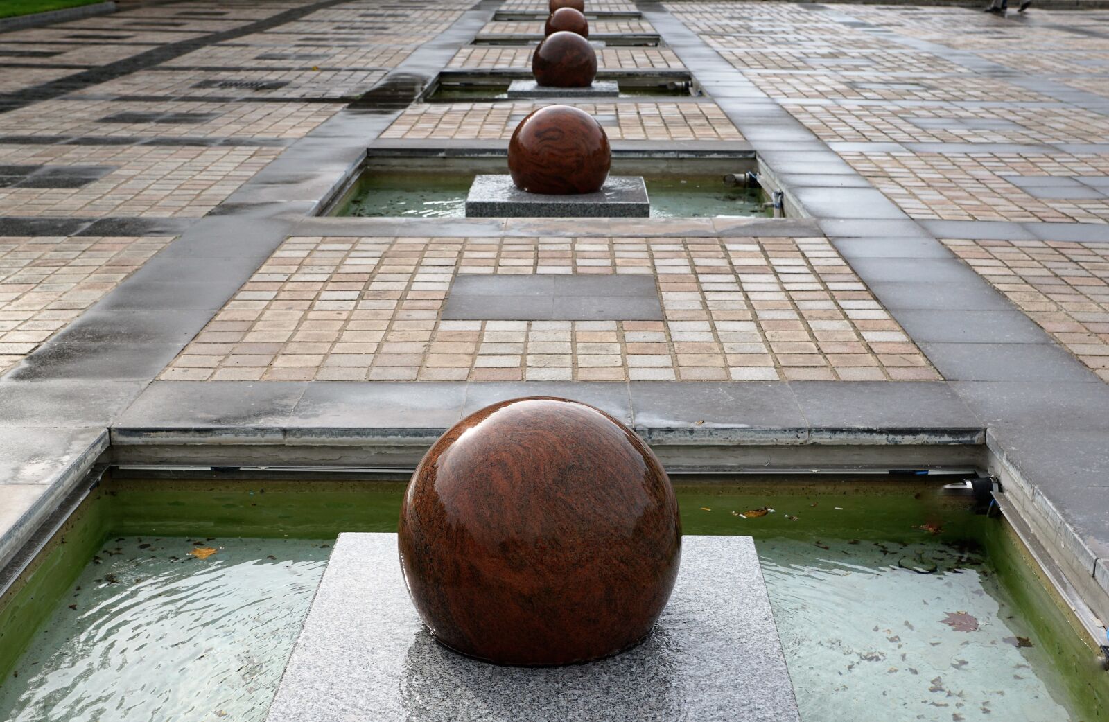 Sony ILCA-77M2 + Sony DT 16-50mm F2.8 SSM sample photo. Ball, water, fountain photography