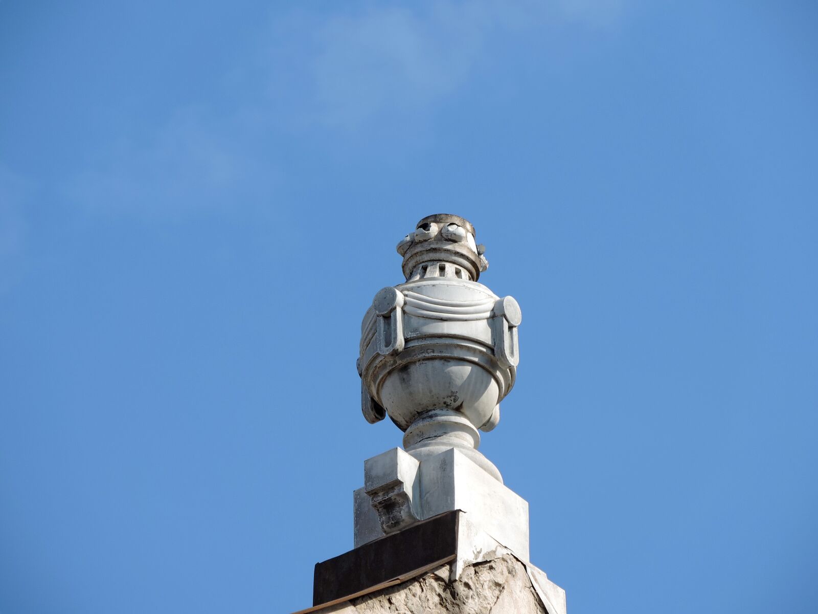 Nikon Coolpix P520 sample photo. Blue sky, roof, sculpture photography