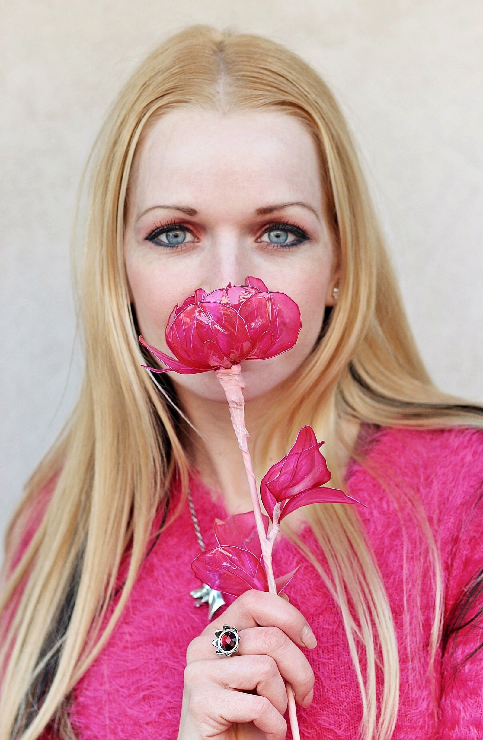Canon EOS 600D (Rebel EOS T3i / EOS Kiss X5) sample photo. Blonde woman, facial, portrait photography