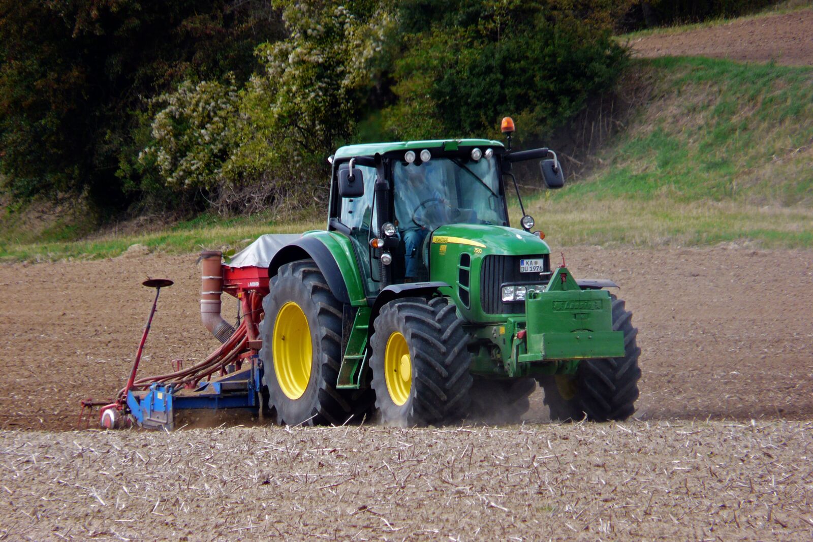 Panasonic DMC-FZ18 sample photo. Tractor, field, agriculture photography