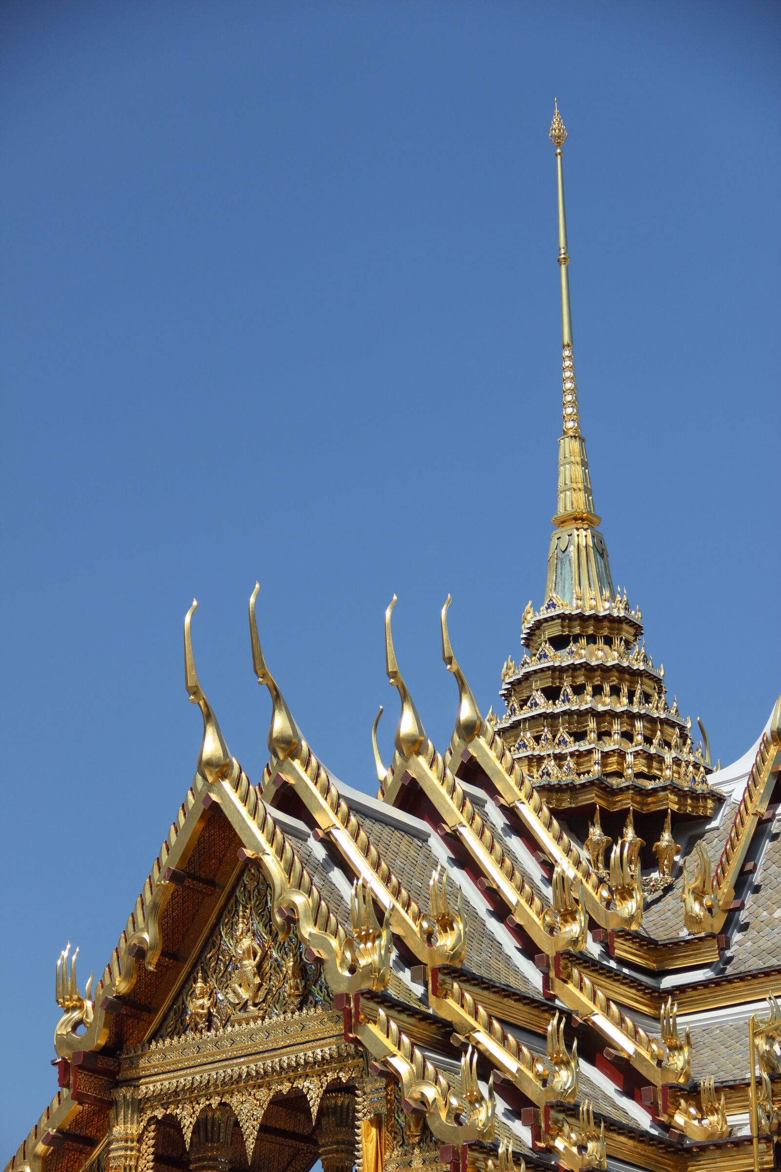 Canon EOS 600D (Rebel EOS T3i / EOS Kiss X5) + Canon EF-S 18-135mm F3.5-5.6 IS sample photo. Thailand, temple, buddhism photography