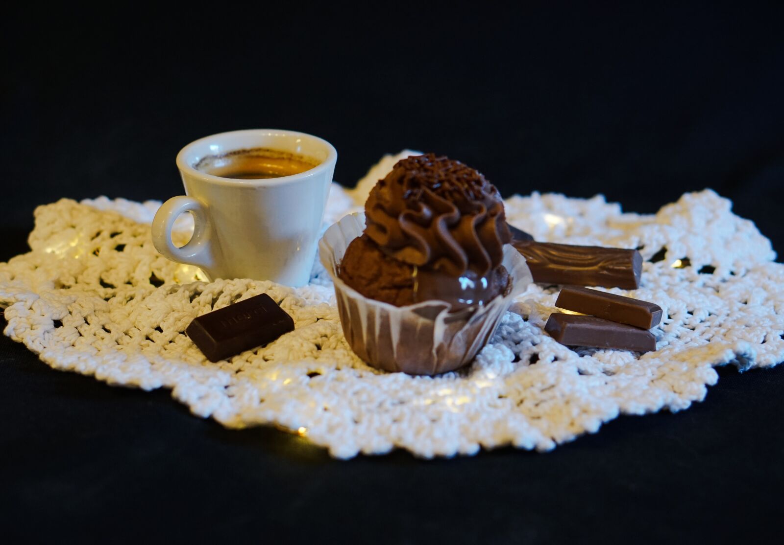 E 50mm F1.8 OSS sample photo. Cupcake, chocolate, coffee time photography