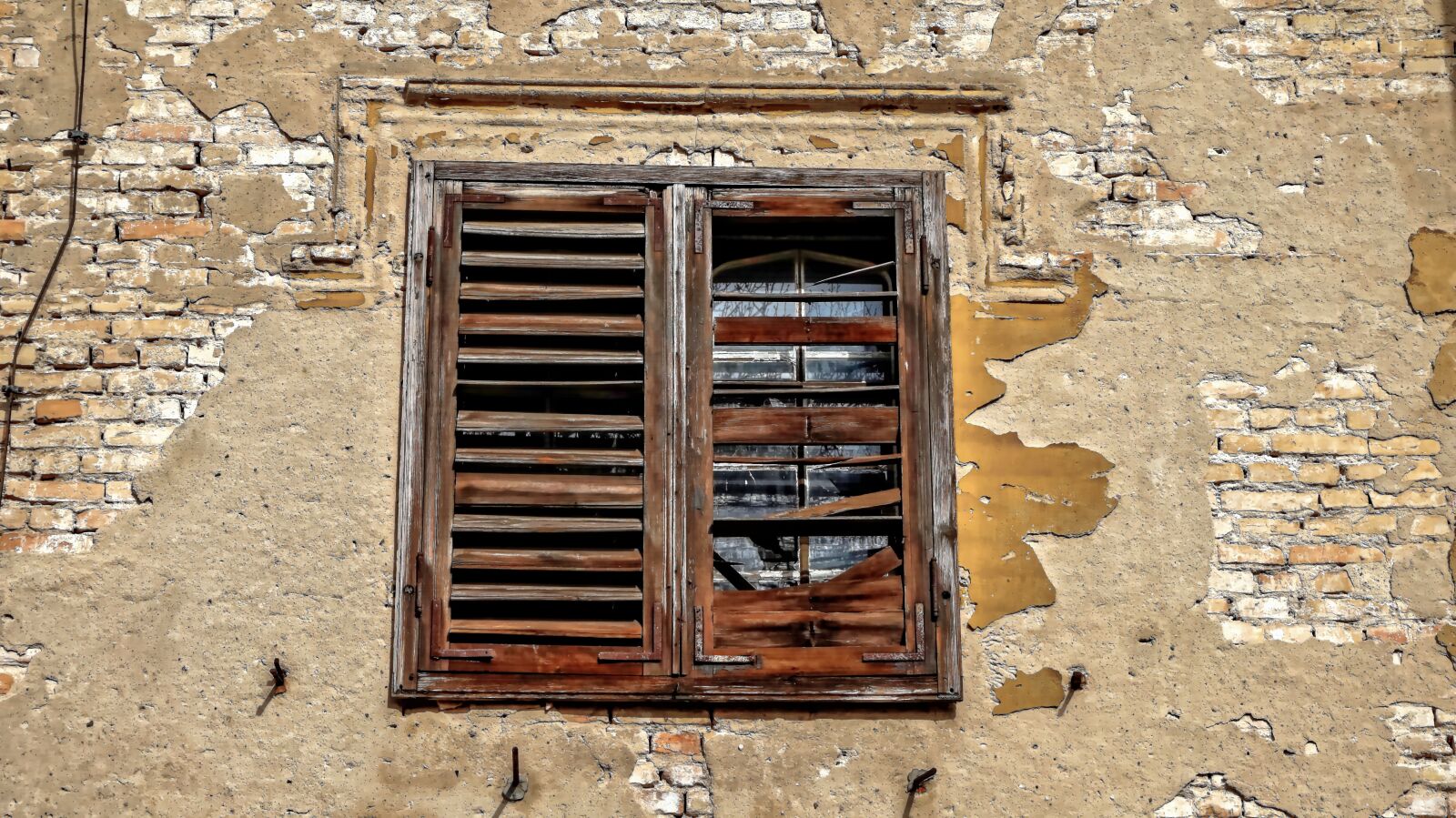 Sony Alpha a5000 (ILCE 5000) sample photo. Old, wall, house photography