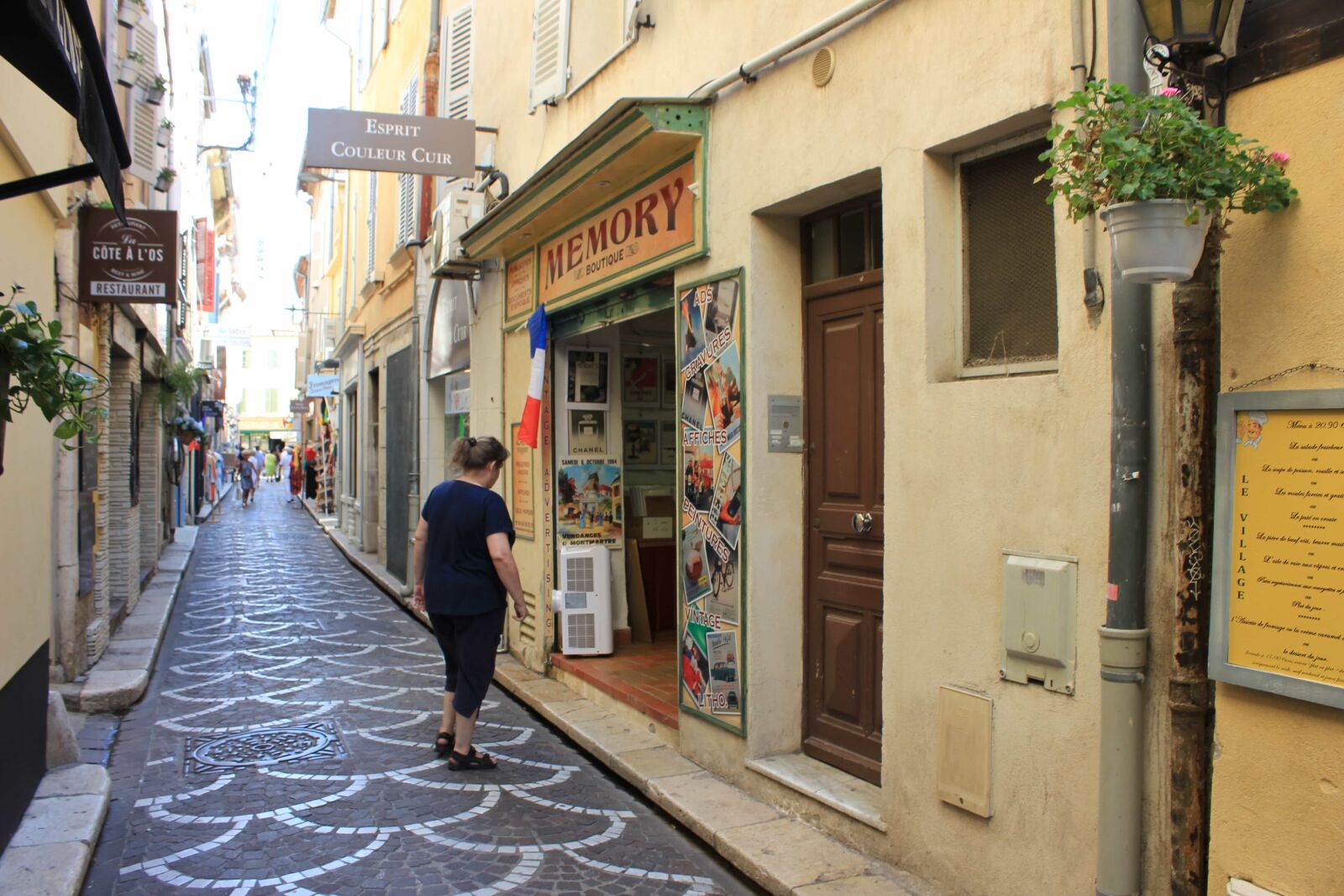 Canon EOS 550D (EOS Rebel T2i / EOS Kiss X4) sample photo. Narrow, street, tourist attraction photography