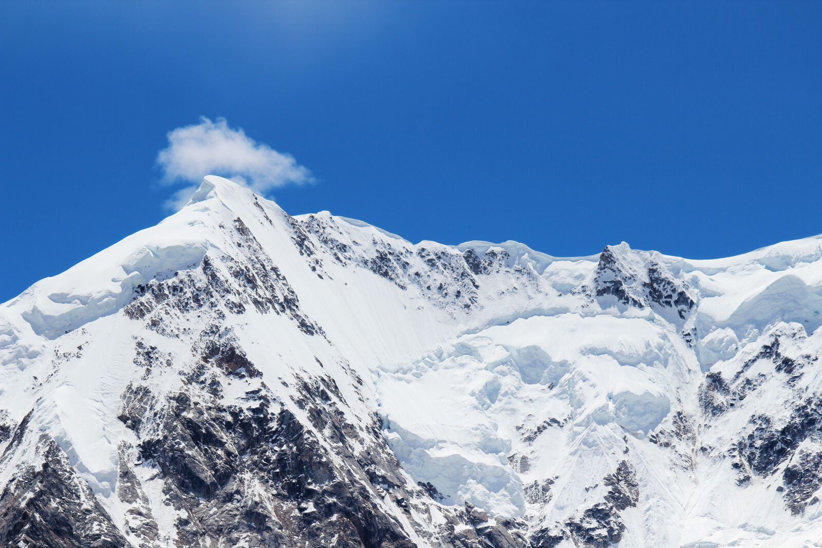 Canon EOS 600D (Rebel EOS T3i / EOS Kiss X5) sample photo. Snow mountain, blue sky photography