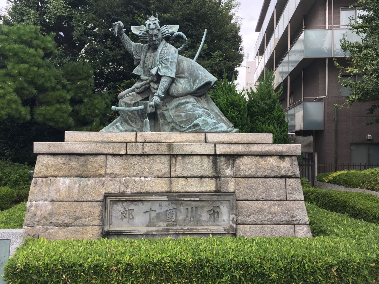 iPhone SE back camera 4.15mm f/2.2 sample photo. Japan, statue, samurai photography