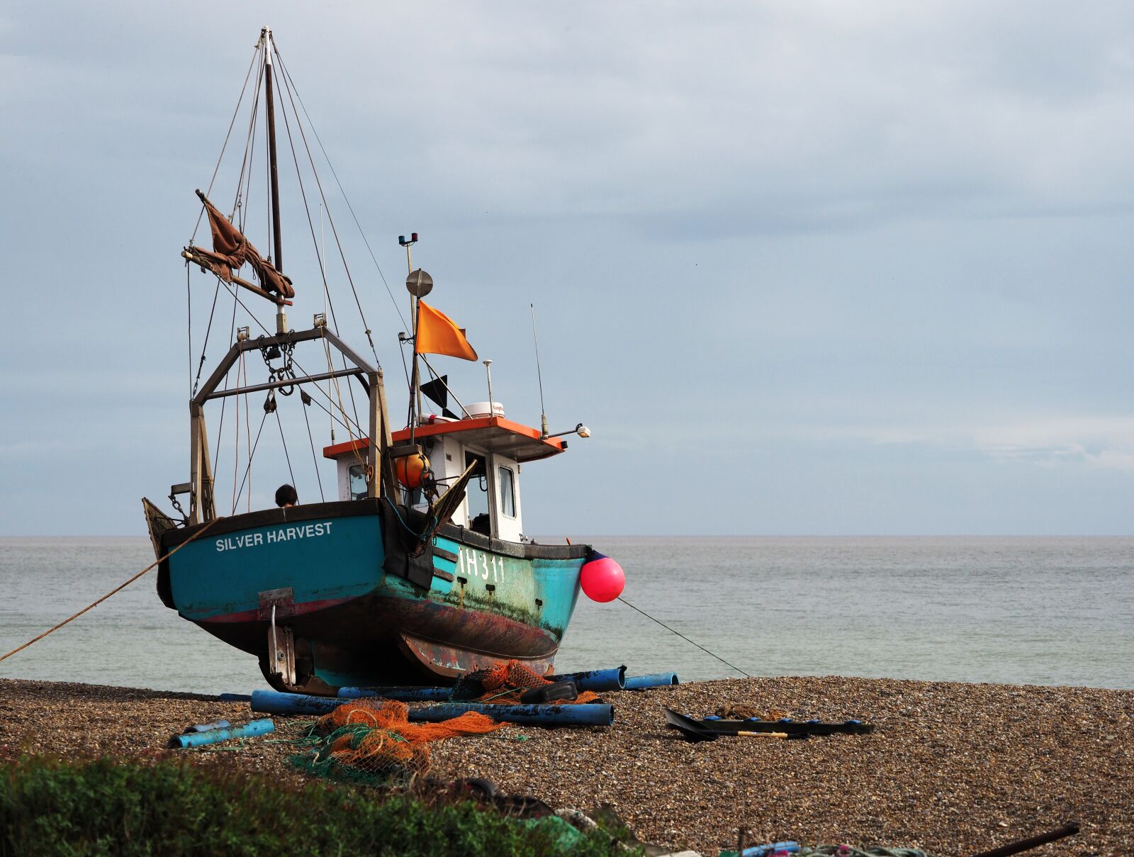 Olympus OM-D E-M1 Mark II + Olympus M.Zuiko Digital ED 40-150mm F2.8 Pro sample photo. Boat, fishing, beach photography