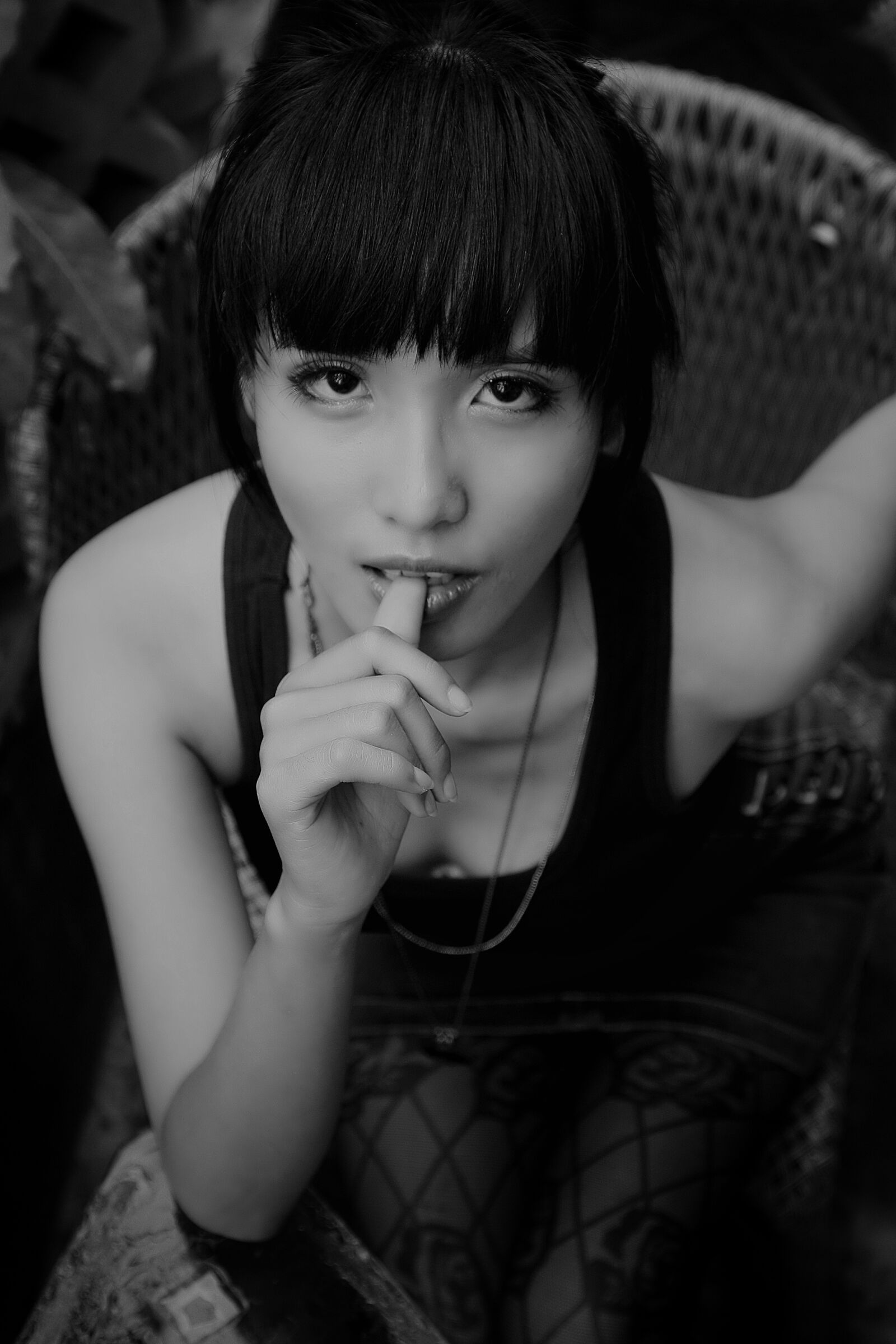 Canon EOS 450D (EOS Rebel XSi / EOS Kiss X2) sample photo. Girl, finger, black and photography